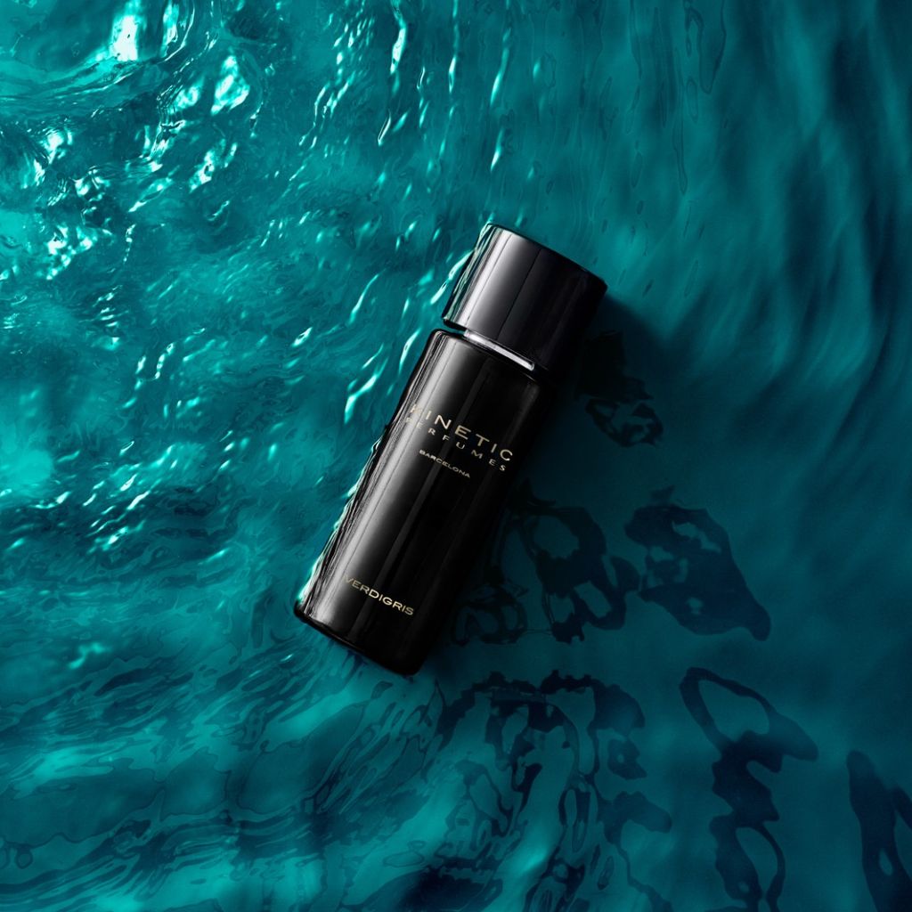 Kinetic Perfumes Verdigris Extrait de Parfum 100 ml – schwarzer Flakon auf türkisfarbenem Wasser