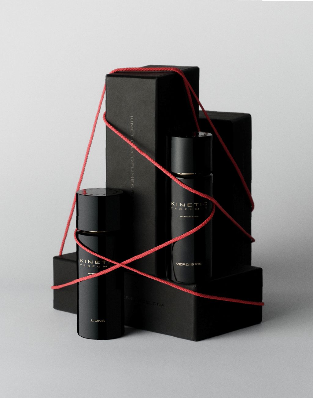 Kinetic Perfumes Verdigris Extrait de Parfum 100 ml – zwei schwarze Flakons vor schwarzen Boxen mit roter Kordel