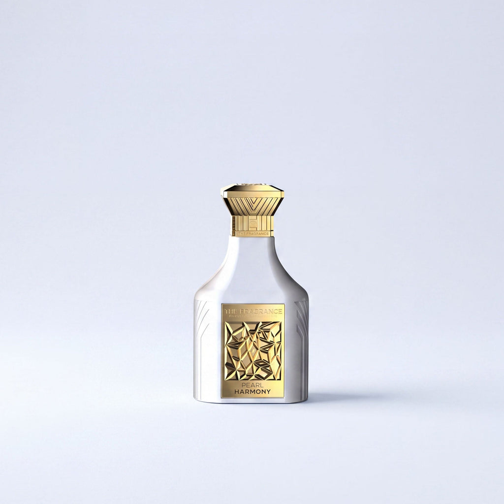 The Fragrance Pearl Harmony Extrait de Parfum 75 ml – perlweisser Flakon mit goldener Plakette vor hellgrauem Hintergrund