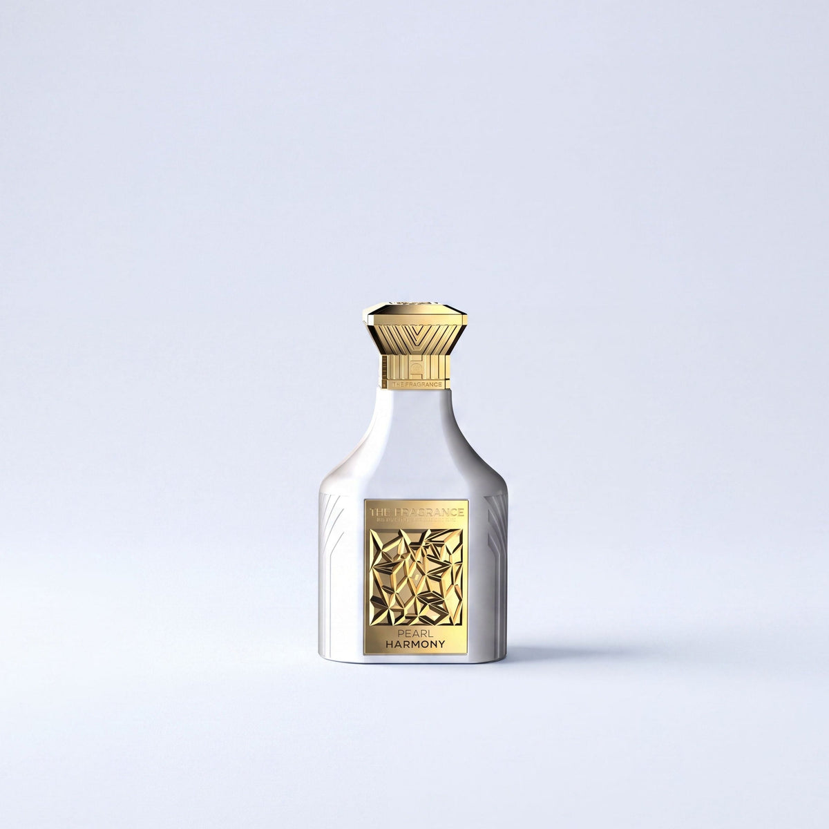 The Fragrance Pearl Harmony Extrait de Parfum 75 ml – perlweisser Flakon mit goldener Plakette vor hellgrauem Hintergrund