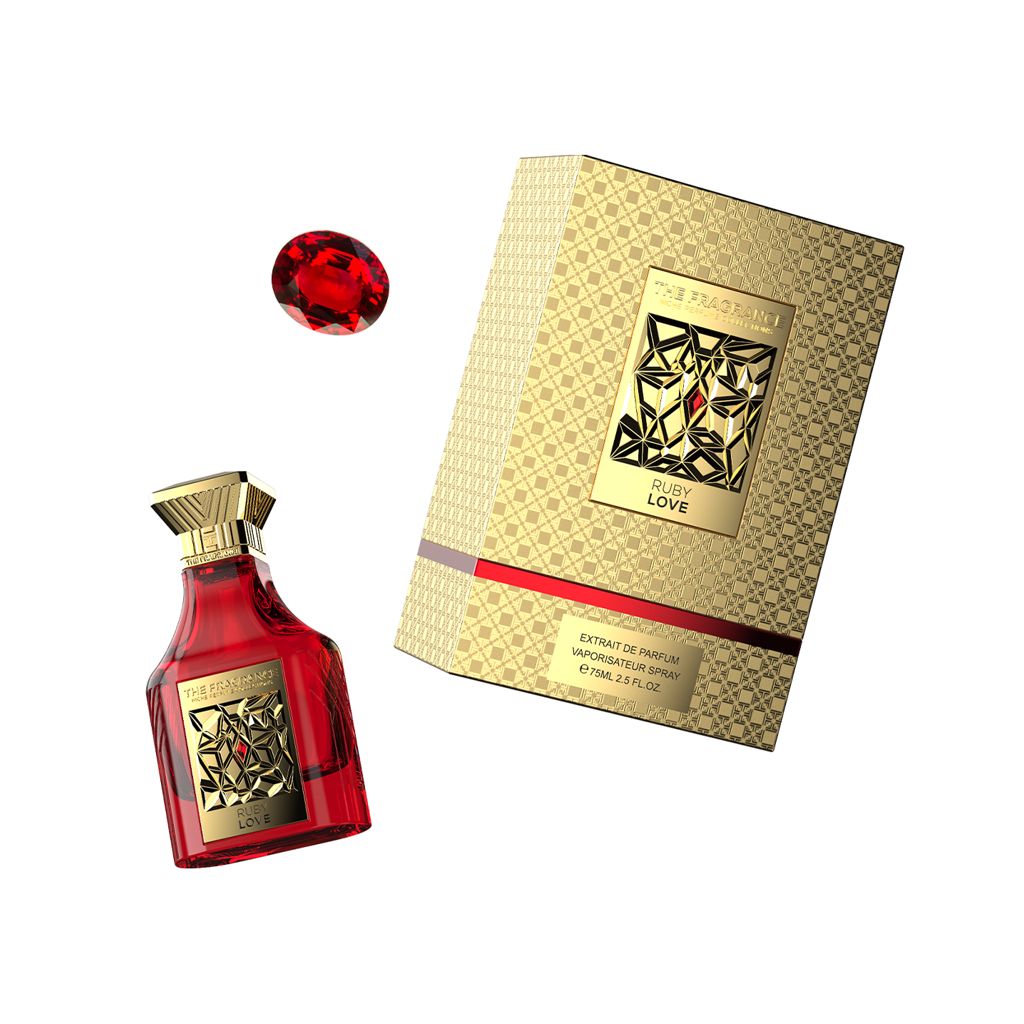 The Fragrance Ruby Love Extrait de Parfum 75 ml – roter Flakon schräg neben rotem Rubin und goldener Box