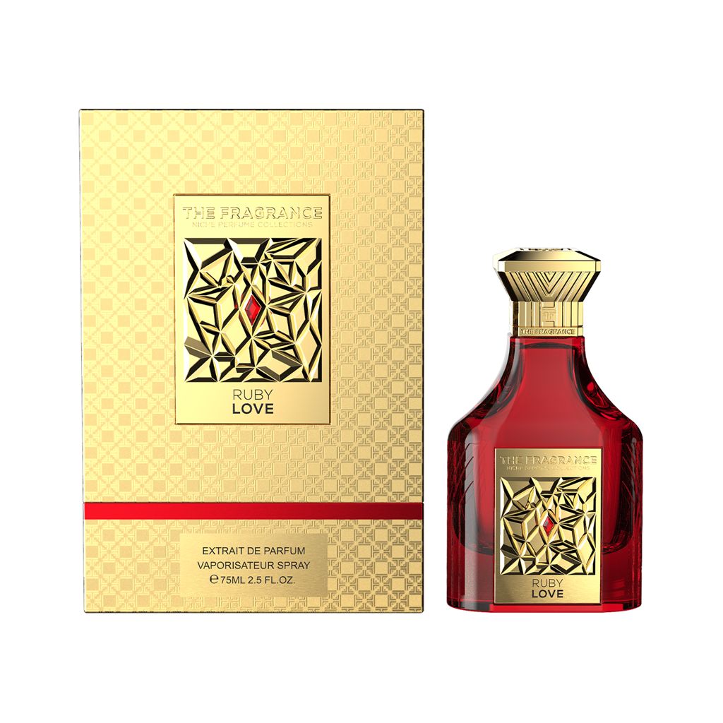 The Fragrance Ruby Love Extrait de Parfum 75 ml – roter Flakon rechts neben frontaler goldener Box mit rotem Streifen