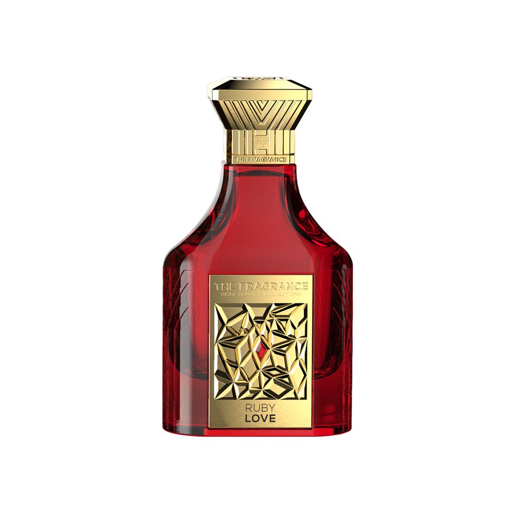 The Fragrance Ruby Love Extrait de Parfum 75 ml – roter Flakon mit goldener Plakette auf weissem Hintergrund