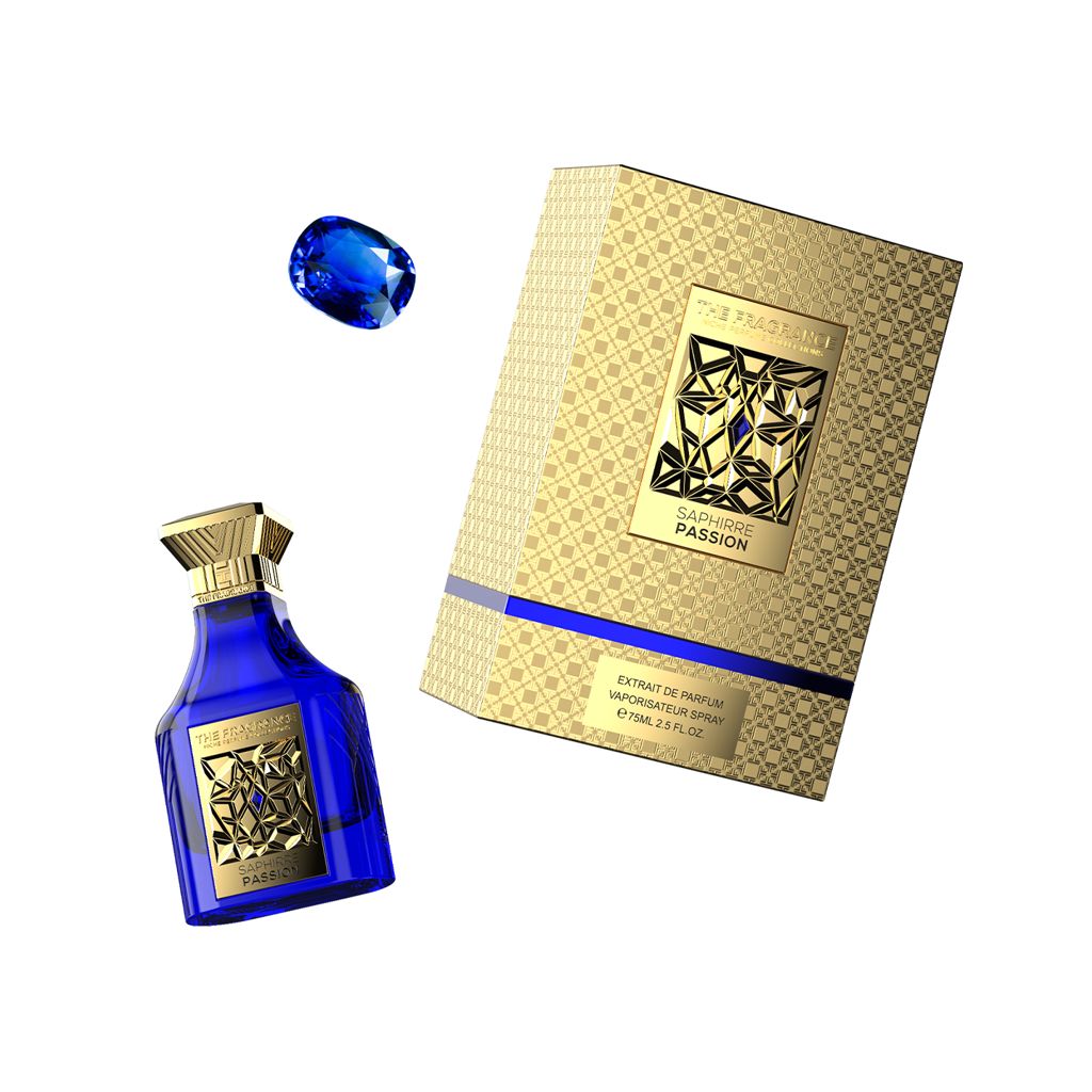 The Fragrance Sapphire Passion Extrait de Parfum 75 ml – dunkelblauer Flakon schräg neben blauem Saphir und goldener Box