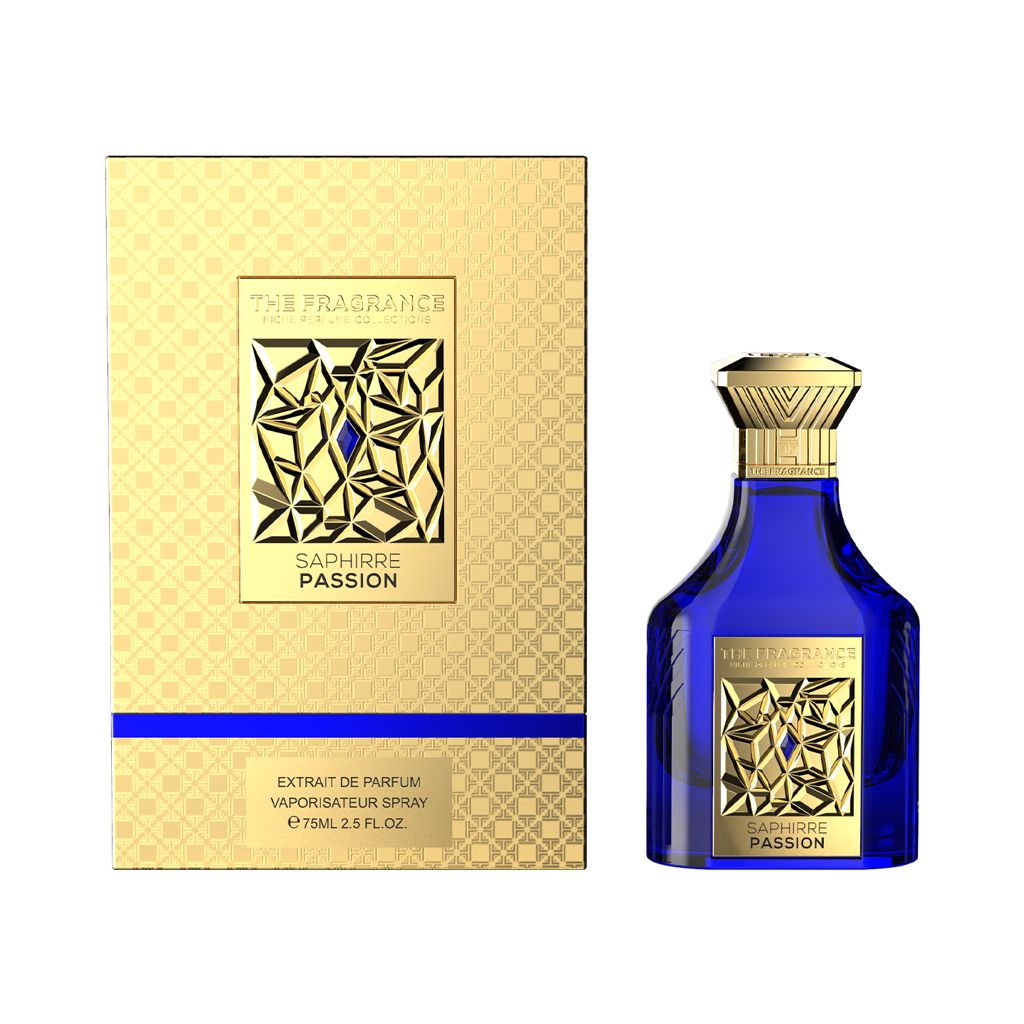 The Fragrance Sapphire Passion Extrait de Parfum 75 ml – dunkelblauer Flakon rechts neben frontaler goldener Box mit blauem Streifen