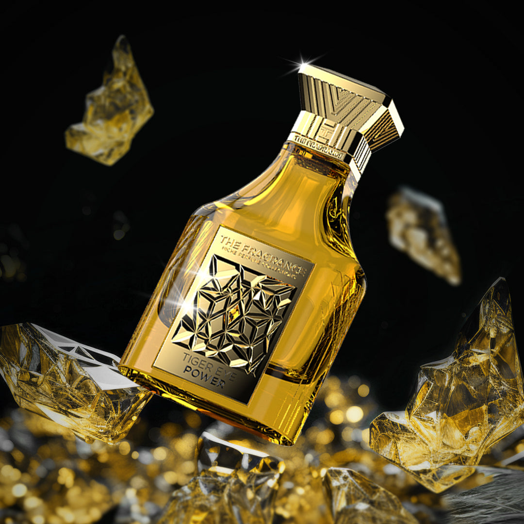 The Fragrance Tiger Power Flakon in Gold mit Goldplakette zwischen Kristallen auf Schwarz