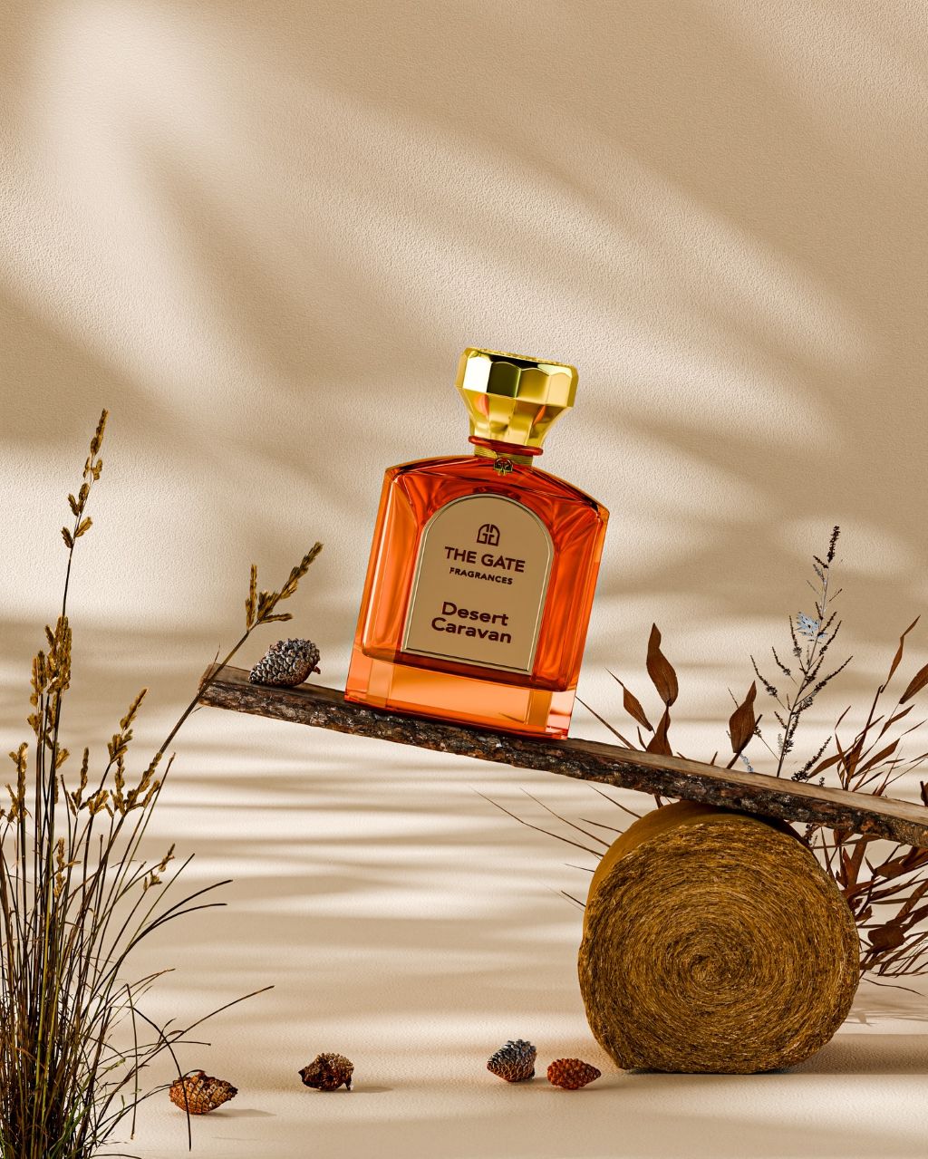 The Gate Desert Caravan Extrait de Parfum 100 ml – orangefarbener Flakon schräg auf Holzbrett über Strohrolle vor beigem Hintergrund
