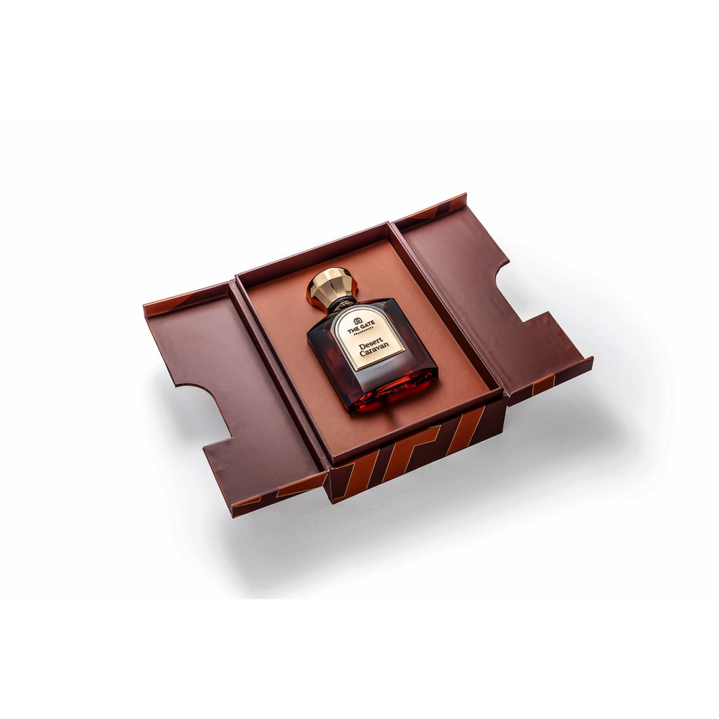 The Gate Desert Caravan Extrait de Parfum 100 ml – geöffnete braune Präsentationsbox mit bernsteinfarbenem Flakon