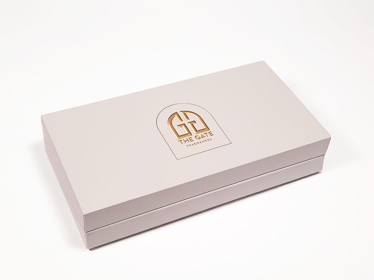 The Gate Discovery Set 14 × 5 ml – geschlossene hellgraue Box mit goldgeprägtem Logo