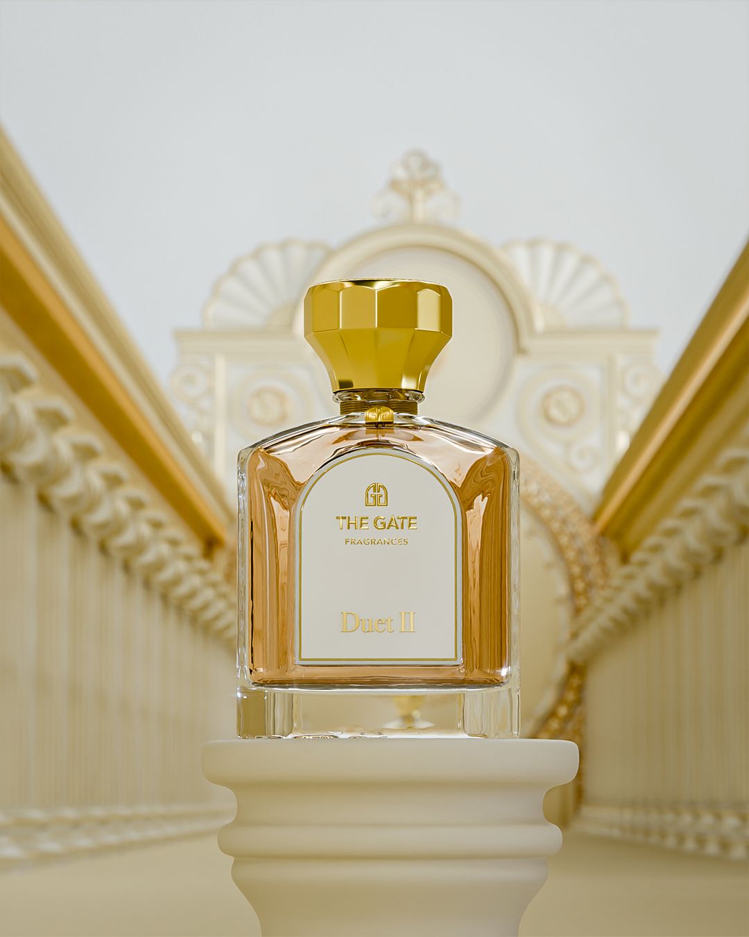 The Gate Duet II Extrait de Parfum 100 ml – pfirsichfarbener Flakon auf Sockel in heller Halle mit Goldornamenten