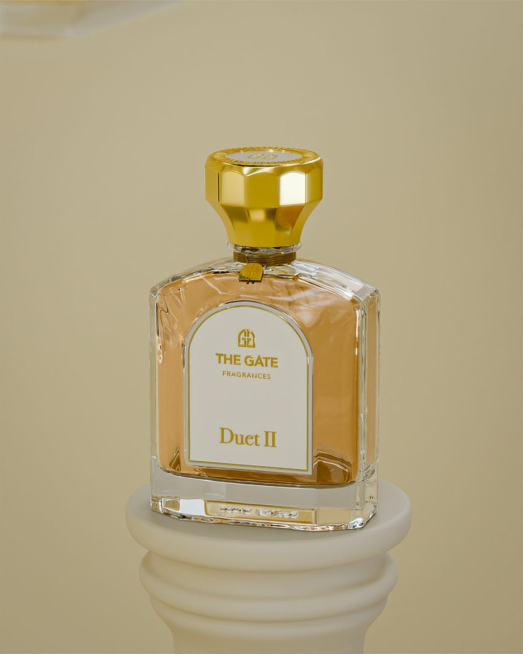 The Gate Duet II Extrait de Parfum 100 ml – pfirsichfarbener Flakon mit goldener Kappe auf cremefarbenem Sockel vor beigem Hintergrund