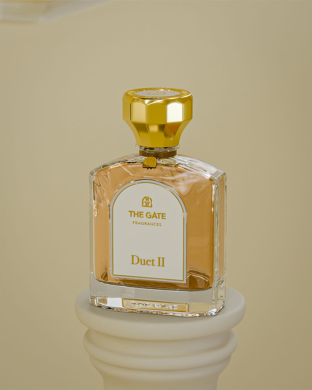 The Gate Duet II Extrait de Parfum 100 ml – pfirsichfarbener Flakon mit goldener Kappe auf cremefarbenem Sockel vor beigem Hintergrund