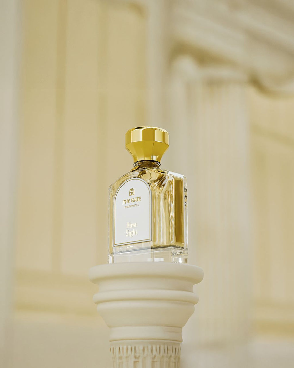 The Gate First Sight Extrait de Parfum 100 ml – hellgoldener Flakon schräg auf Säule vor unscharfer Säulenhalle