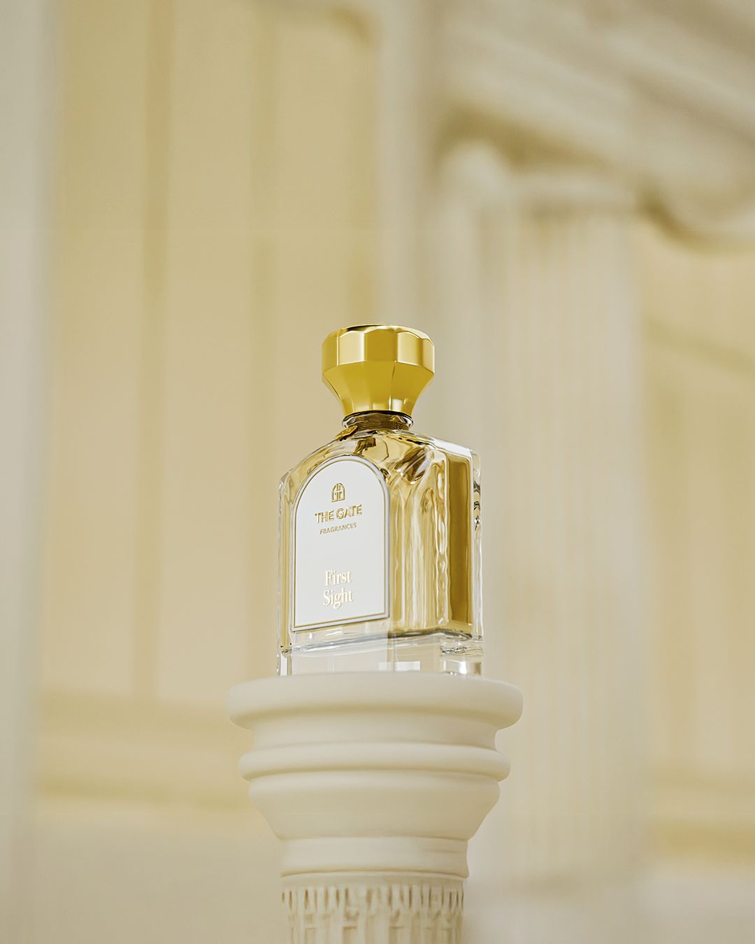 The Gate First Sight Extrait de Parfum 100 ml – hellgoldener Flakon schräg auf Säule vor unscharfer Säulenhalle