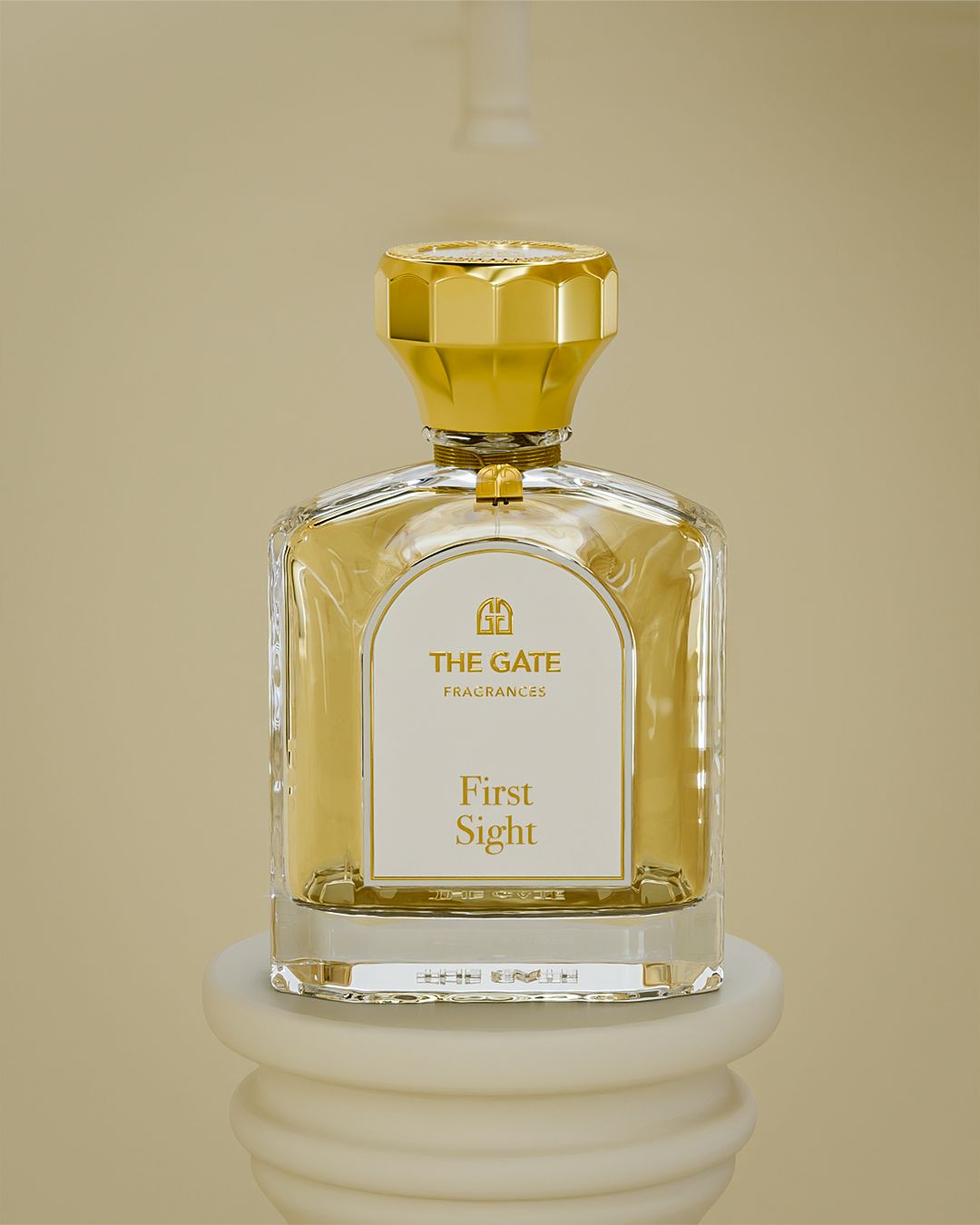 The Gate First Sight Extrait de Parfum 100 ml – hellgoldener Flakon auf cremefarbenem Sockel vor beigem Hintergrund