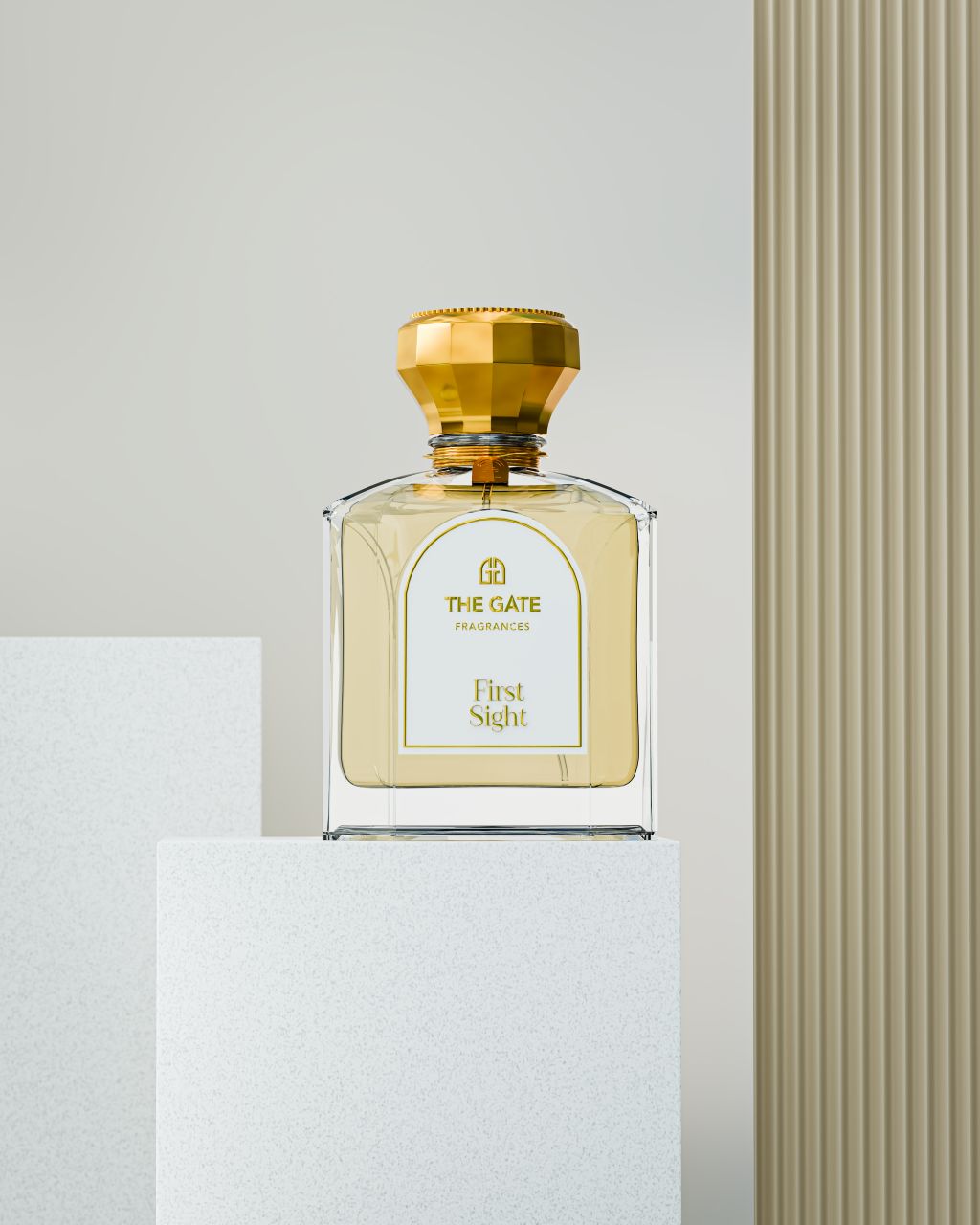 The Gate First Sight Extrait de Parfum 100 ml – hellgoldener Flakon auf weissem Steinsockel neben beigen Lamellen