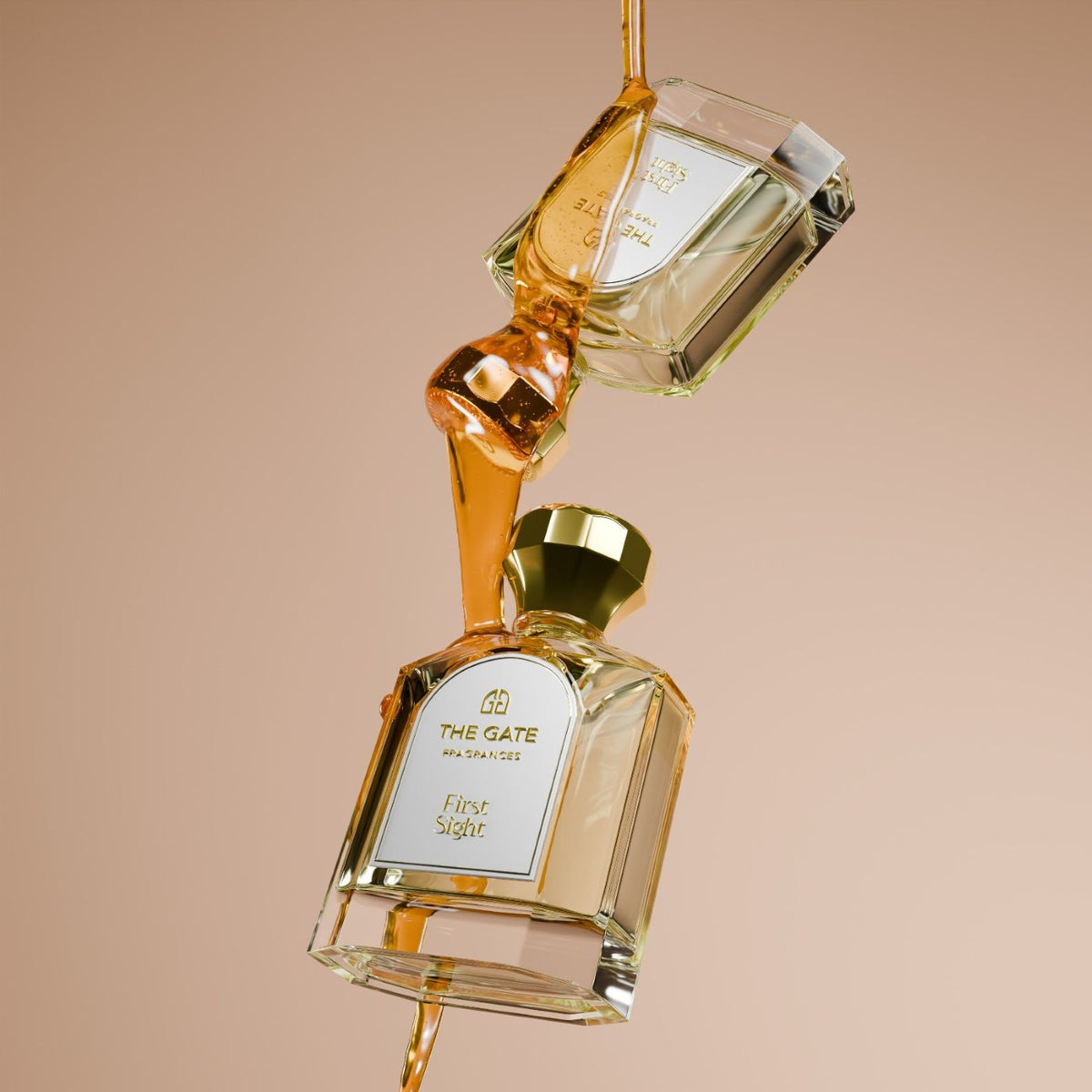 The Gate First Sight Extrait de Parfum 100 ml – zwei hellgoldene Flakons mit fliessendem Honig vor beigem Hintergrund