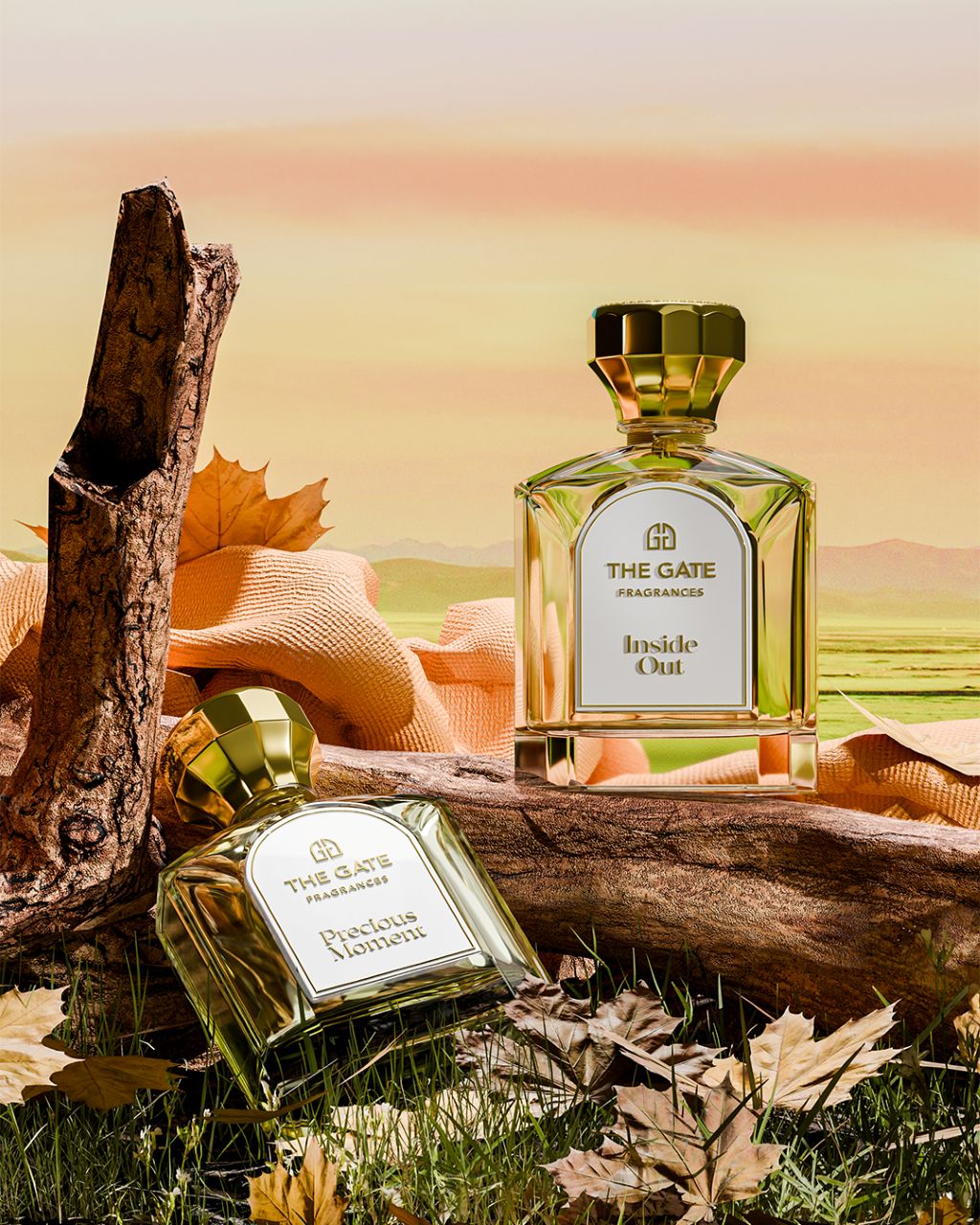 The Gate Inside Out Extrait de Parfum 100 ml – hellgoldener Flakon neben zweitem Flakon auf Baumstamm mit Herbstlaub