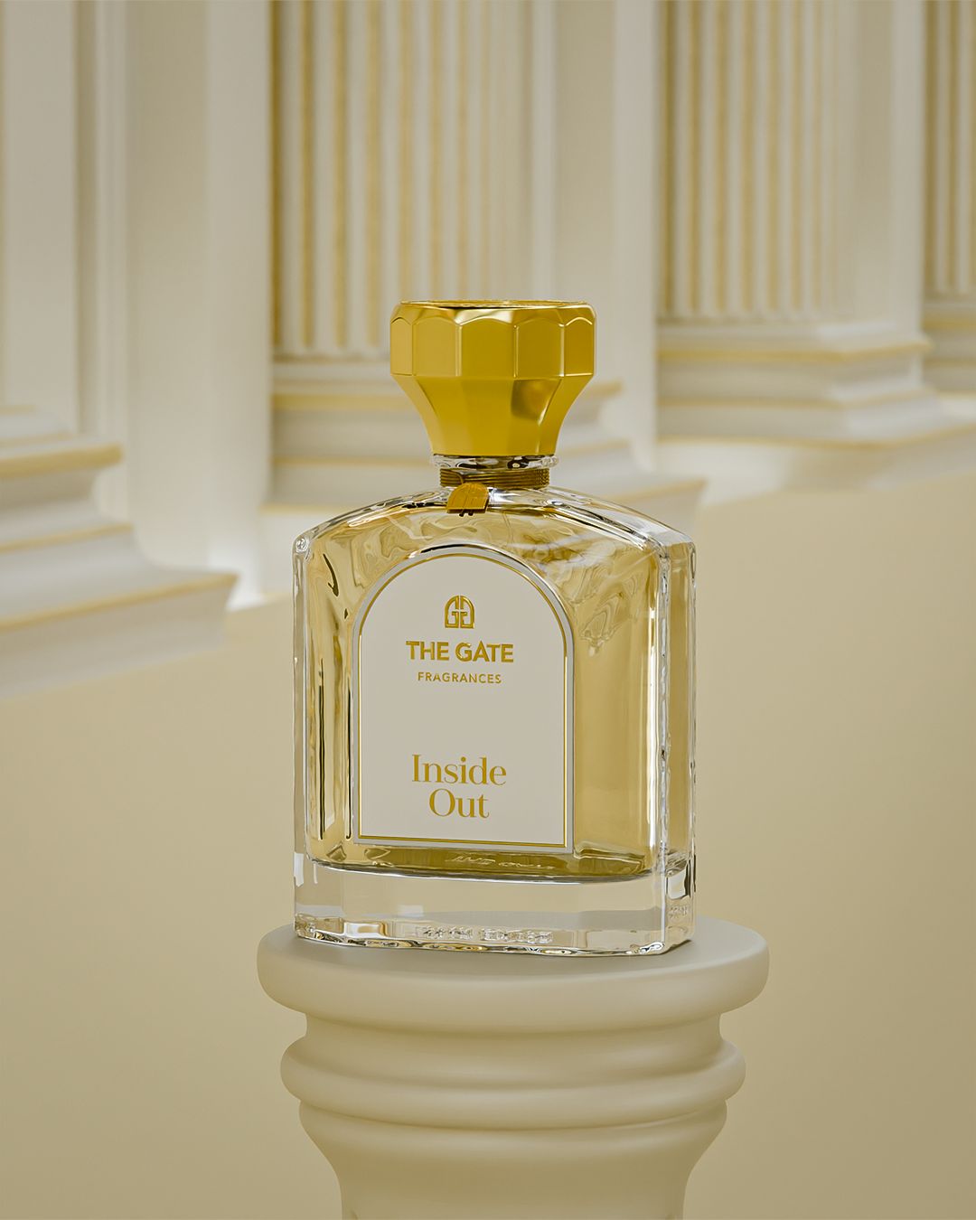 The Gate Inside Out Extrait de Parfum 100 ml – hellgoldener Flakon auf Säule vor cremefarbener Säulenarchitektur