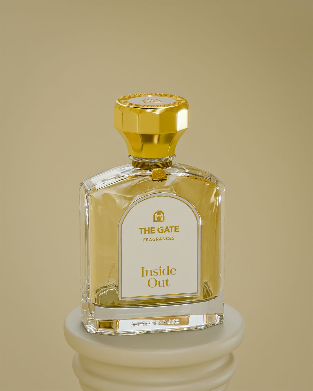 The Gate Inside Out Extrait de Parfum 100 ml – hellgoldener Flakon auf cremefarbenem Sockel vor beigem Hintergrund