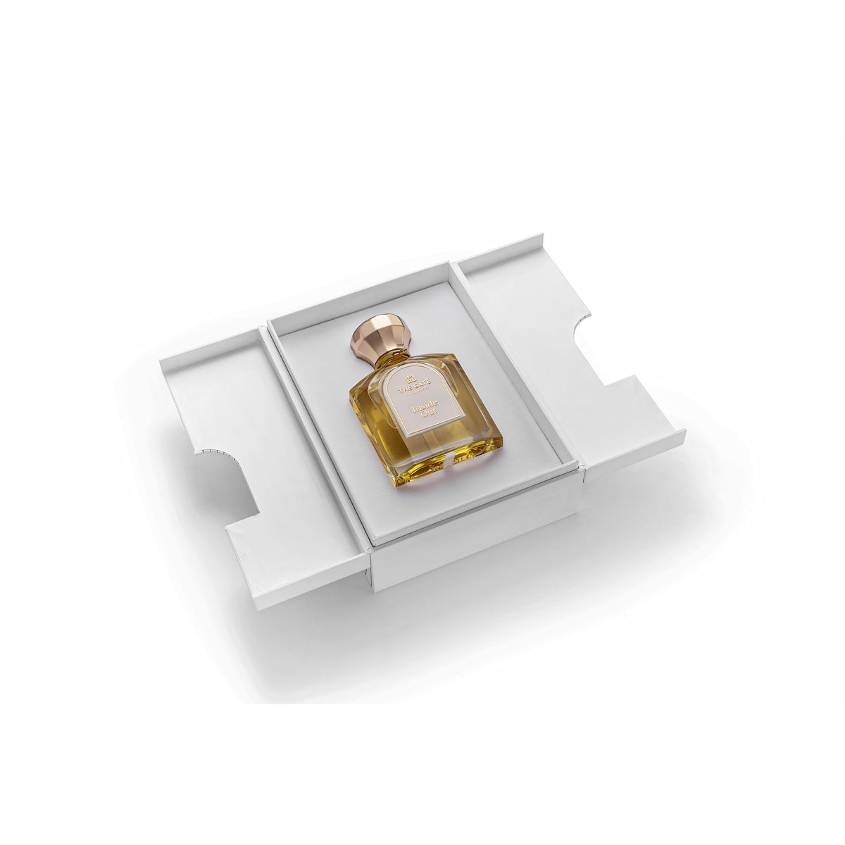 The Gate Inside Out Extrait de Parfum 100 ml – geöffnete weisse Präsentationsbox mit hellgoldenem Flakon