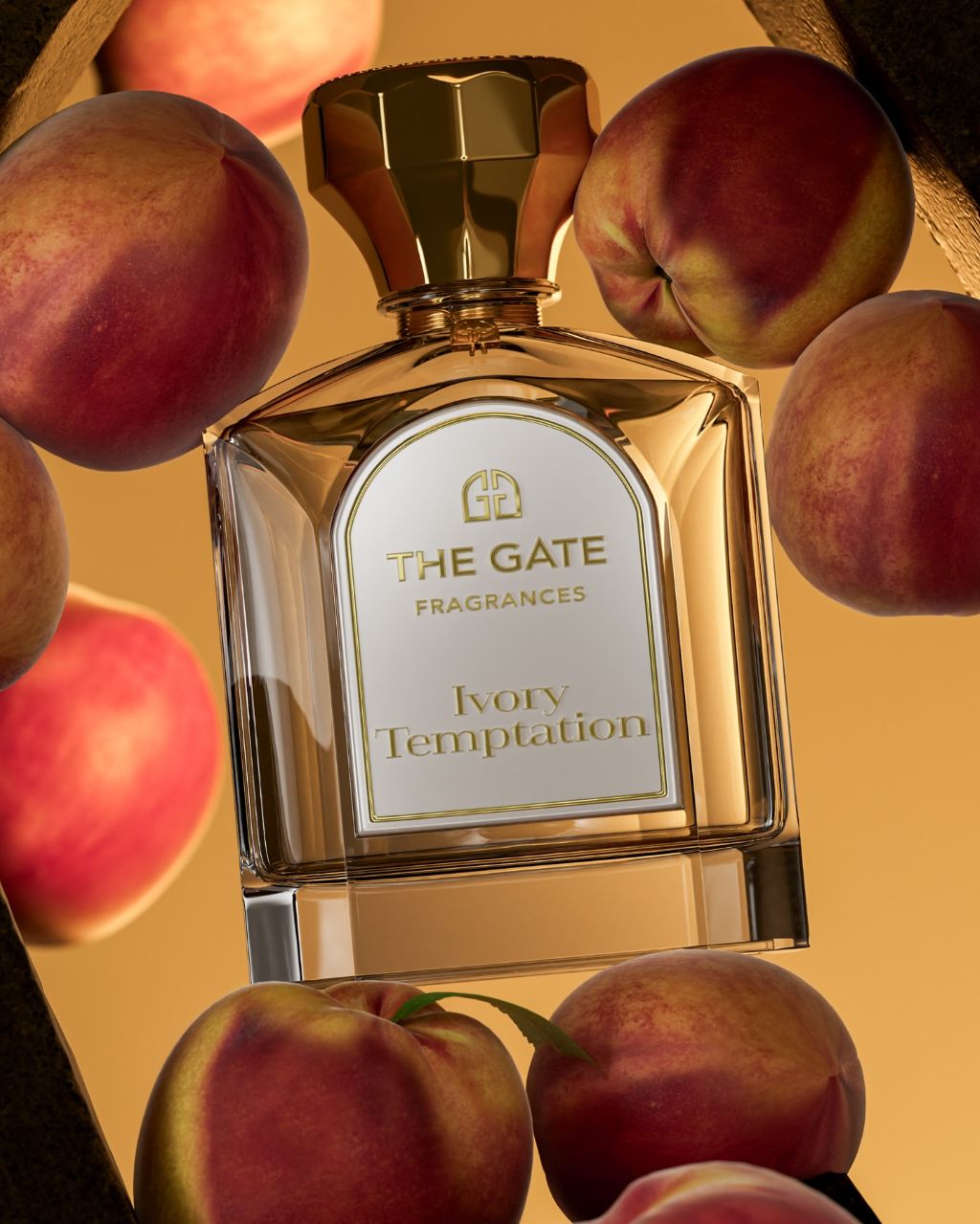 The Gate Ivory Temptation Extrait de Parfum 100 ml – hellgoldener Flakon zwischen schwebenden Pfirsichen vor warmem Goldton