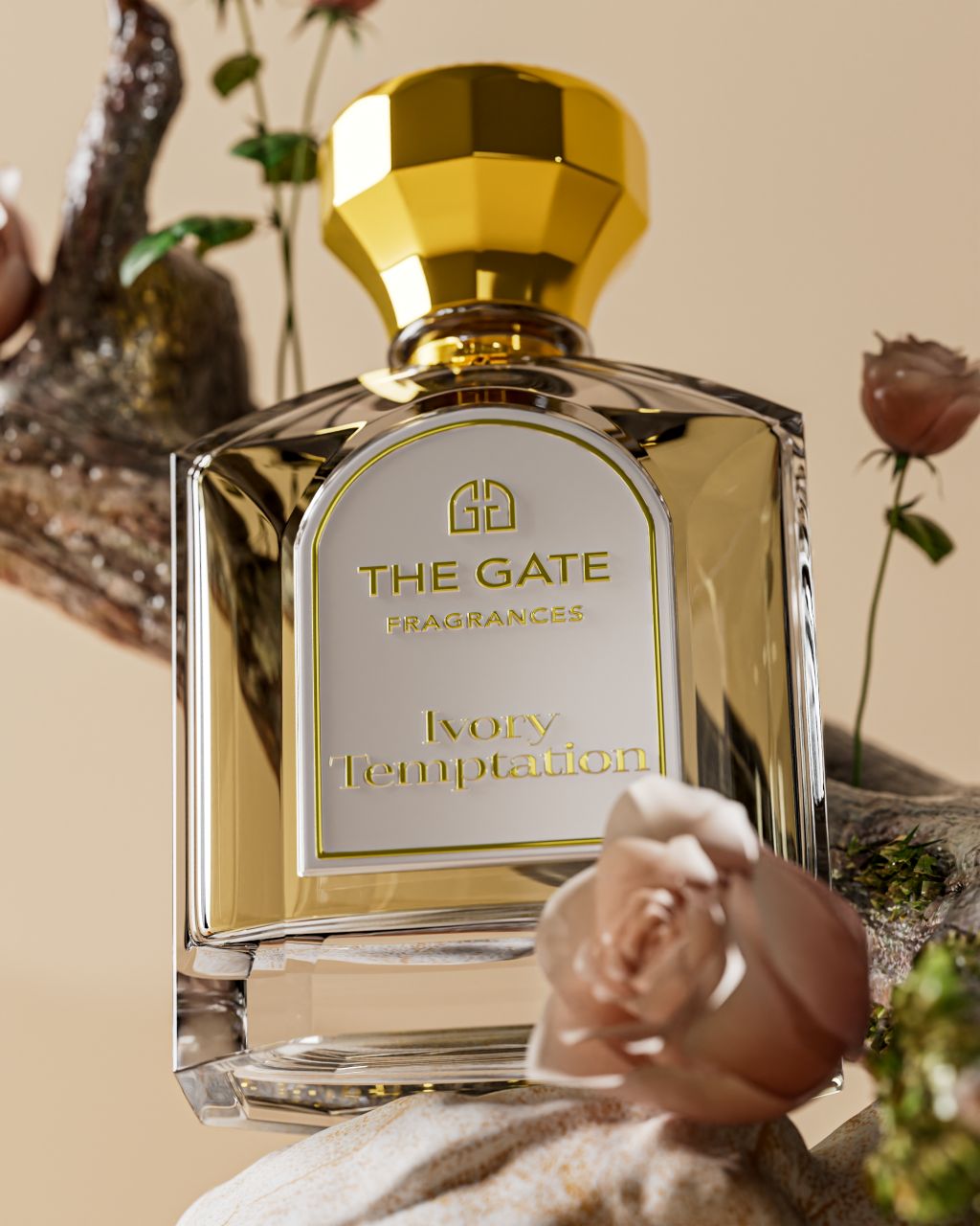 The Gate Ivory Temptation Extrait de Parfum 100 ml – hellgoldener Flakon in Nahaufnahme mit rosa Rosen und Ast
