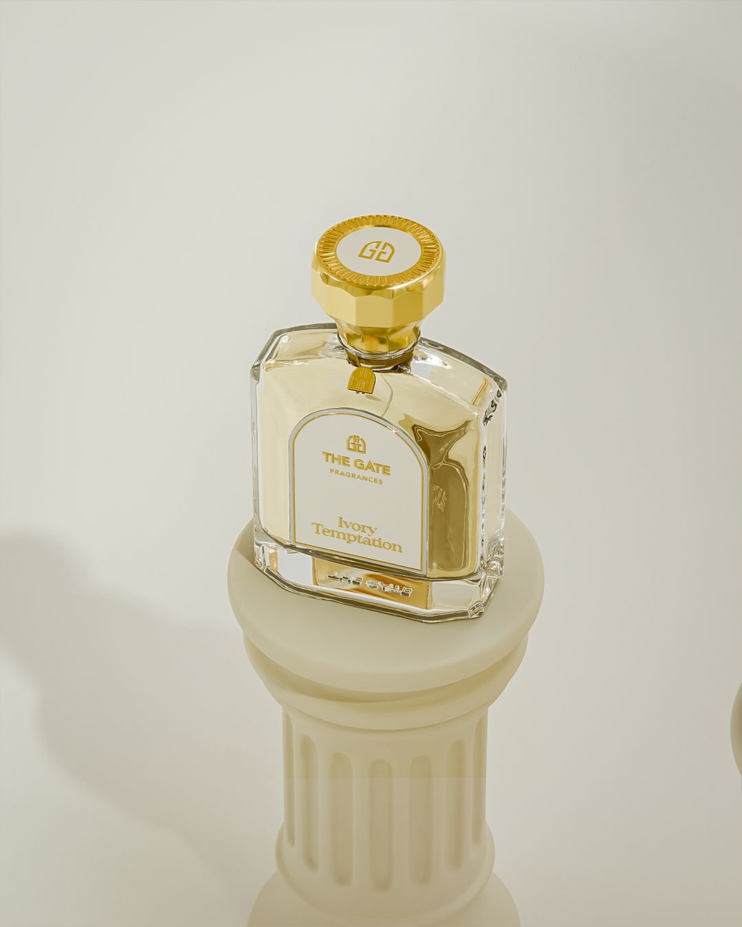 The Gate Ivory Temptation Extrait de Parfum 100 ml – hellgoldener Flakon von oben auf cremefarbener Säule, Kappe mit Logo