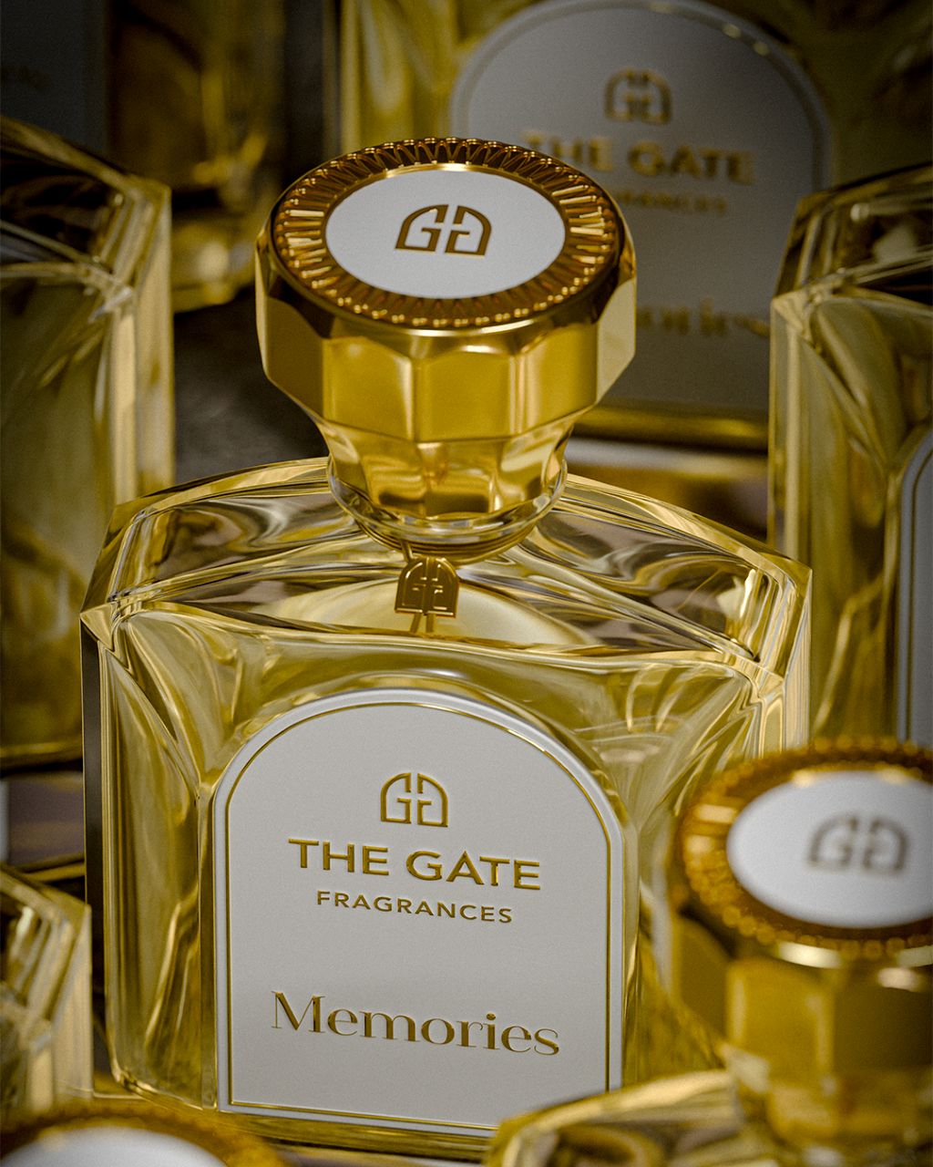 The Gate Memories Extrait de Parfum 100 ml – Nahaufnahme hellgoldener Flakon mit Logo-Kappe zwischen weiteren Flakons