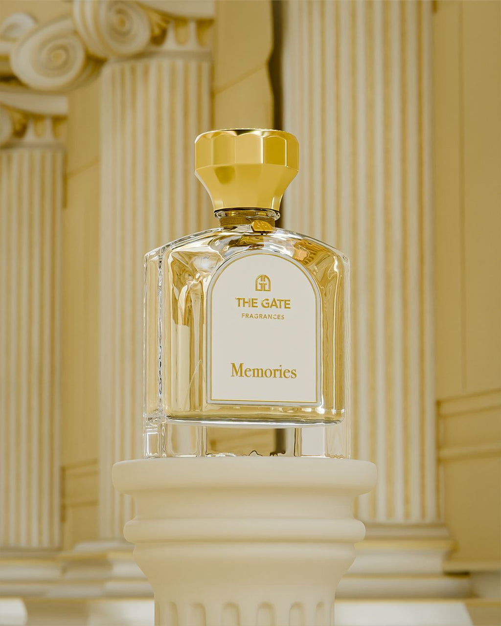 The Gate Memories Extrait de Parfum 100 ml – hellgoldener Flakon auf Säule vor goldenen ionischen Kapitellen