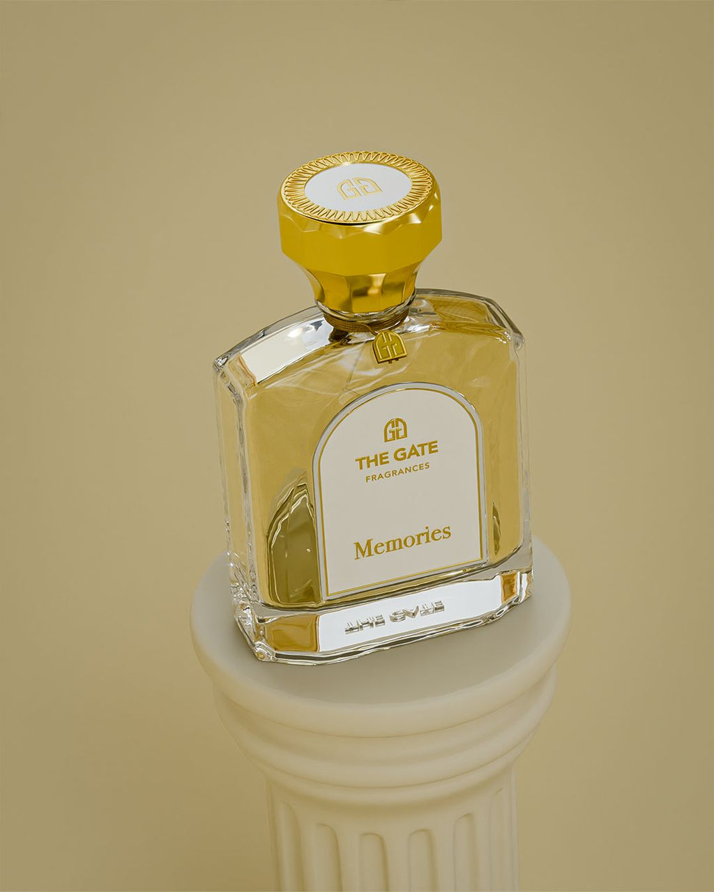 The Gate Memories Extrait de Parfum 100 ml – hellgoldener Flakon schräg auf cremefarbener Säule vor Goldbeige