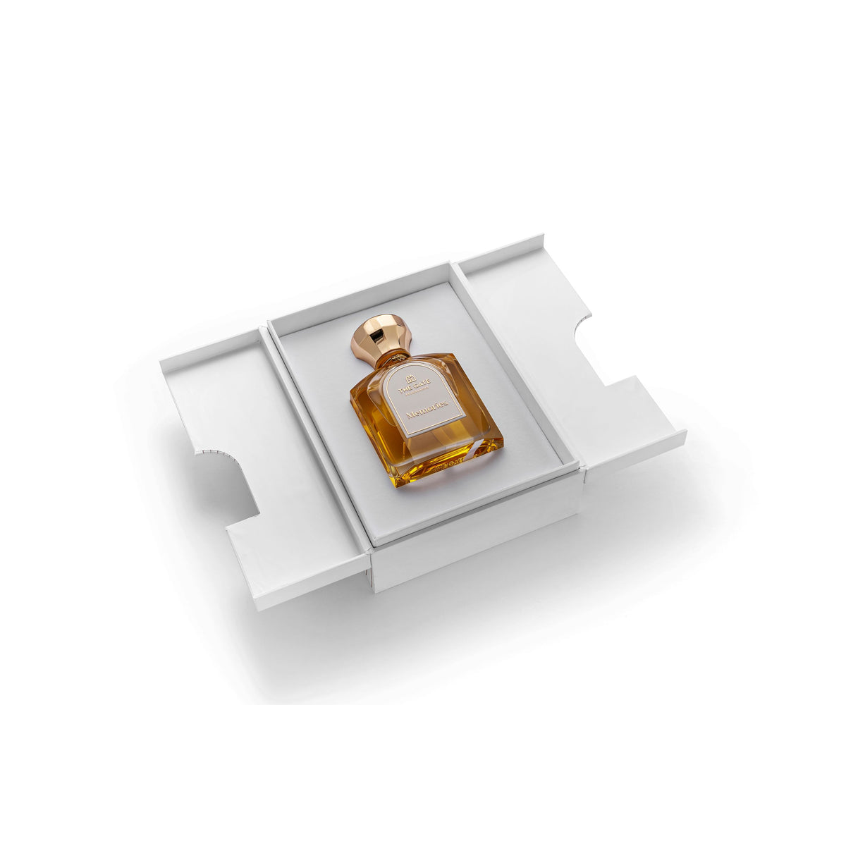 The Gate Memories Extrait de Parfum 100 ml – geöffnete weisse Präsentationsbox mit bernsteinfarbenem Flakon