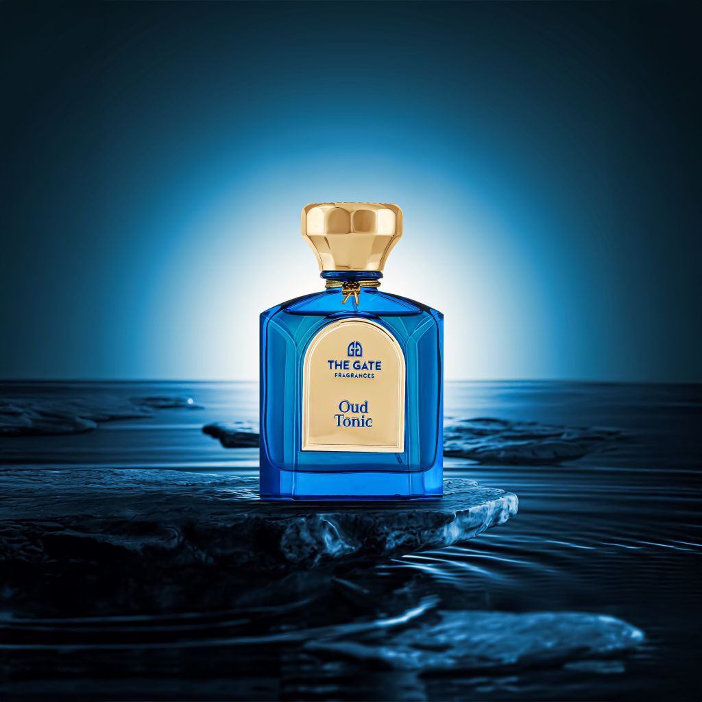 The Gate Oud Tonic Extrait de Parfum 100 ml – blauer Flakon auf Stein im Wasser vor blau leuchtendem Hintergrund