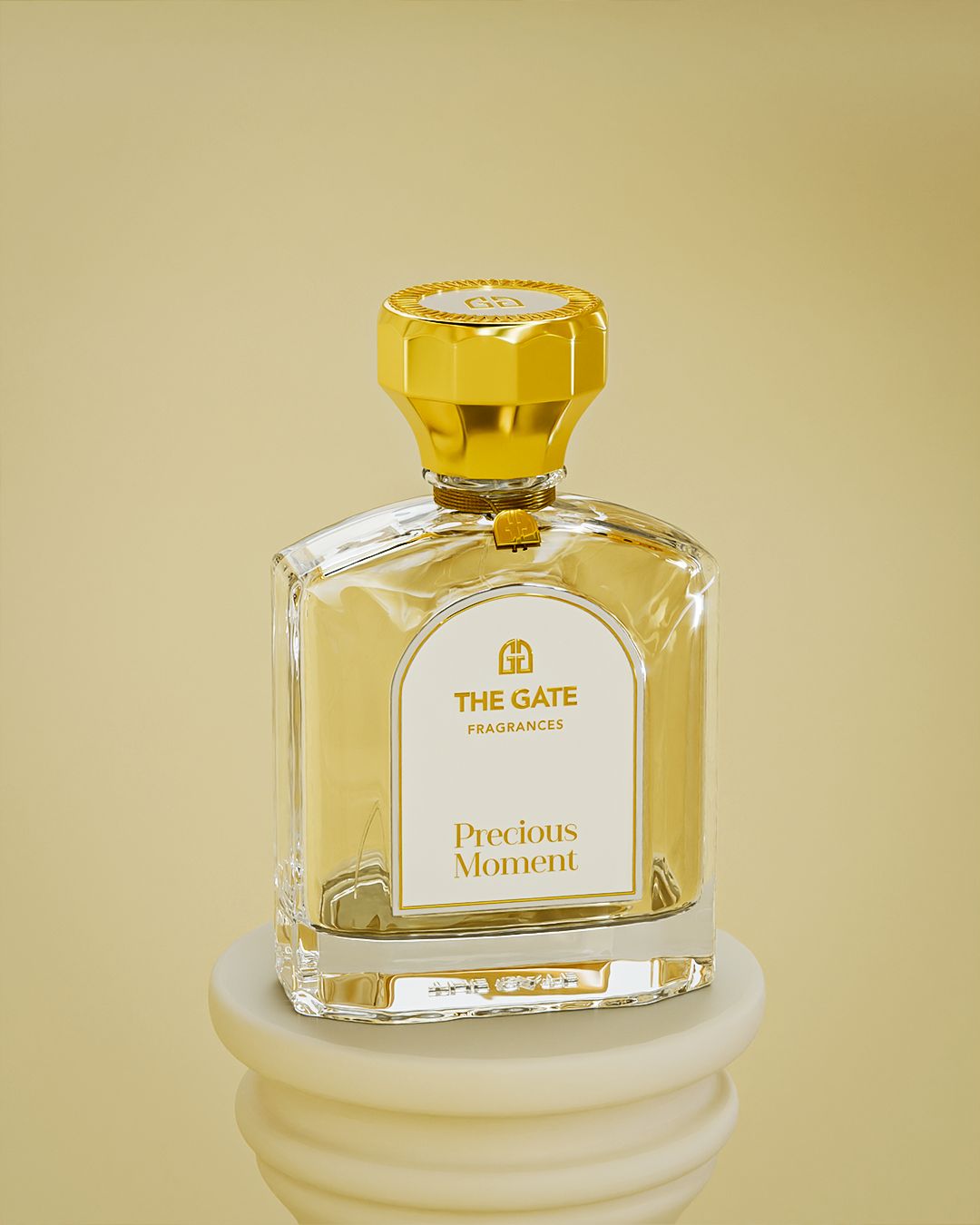 The Gate Precious Moment Extrait de Parfum 100 ml – hellgoldener Flakon auf cremefarbenem Sockel vor goldbeigem Hintergrund
