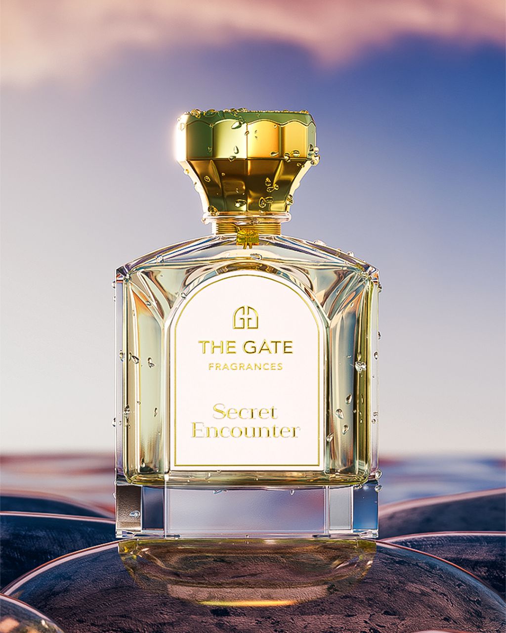 The Gate Secret Encounter Extrait de Parfum 100 ml – hellgoldener Flakon mit Wassertropfen vor rosa-blauem Abendhimmel