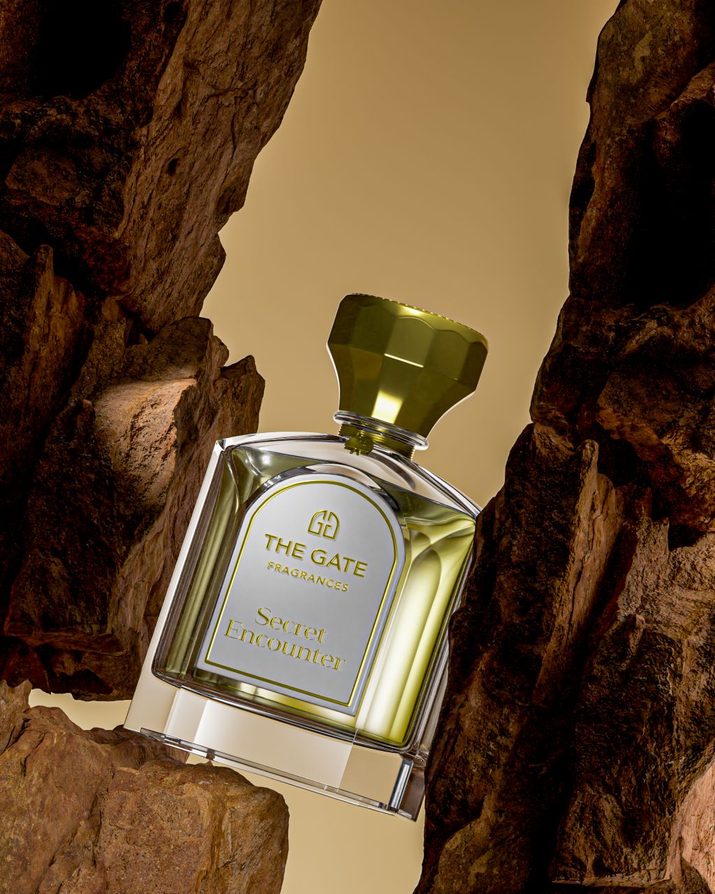 The Gate Secret Encounter Extrait de Parfum 100 ml – hellgoldener Flakon schräg zwischen braunen Felsen vor Goldton