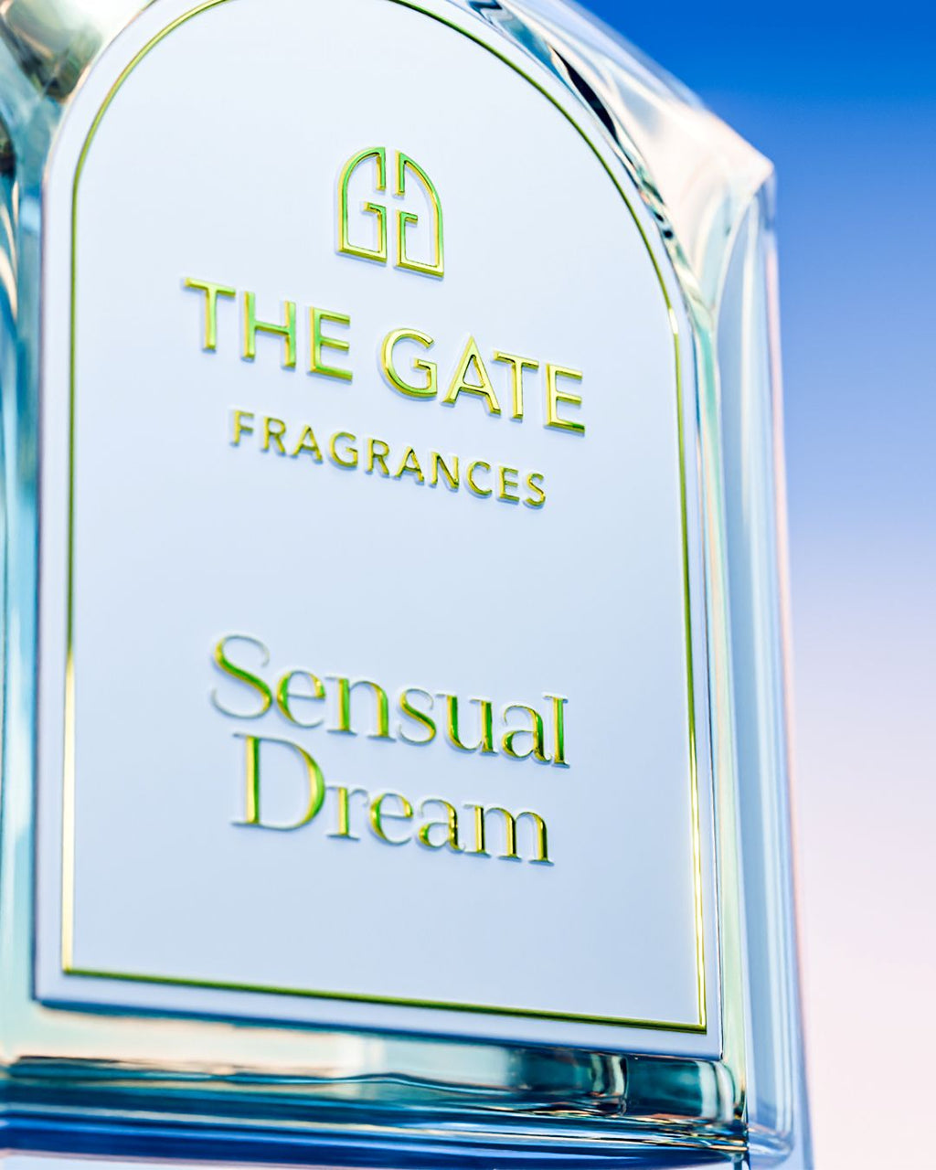 The Gate Sensual Dream Extrait de Parfum 100 ml – Nahaufnahme weisses Etikett mit goldener Schrift vor blauem Himmel