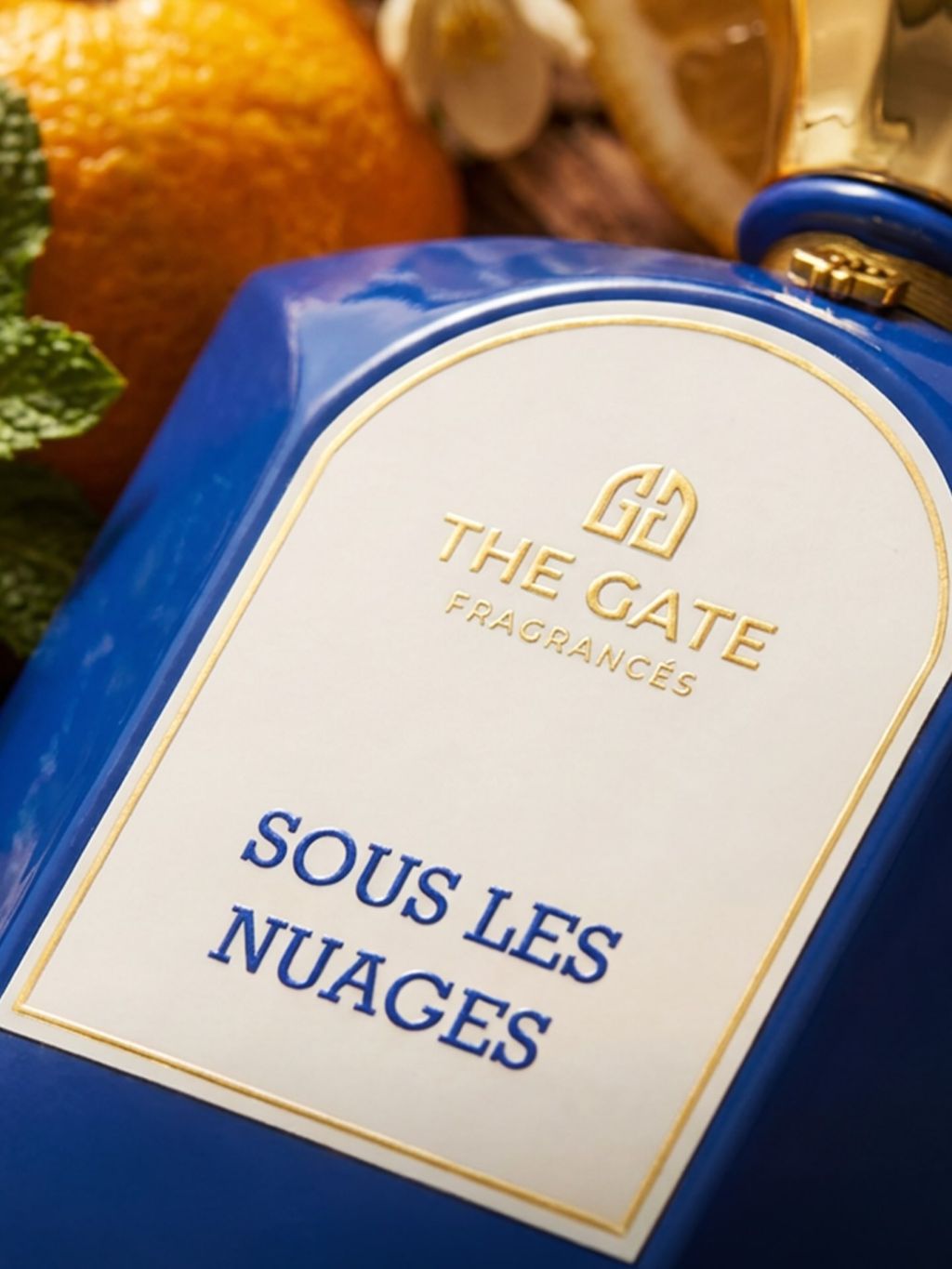 The Gate Sous Les Nuages Extrait de Parfum 100 ml – Nahaufnahme weisses Etikett mit blauer Schrift auf blauem Flakon
