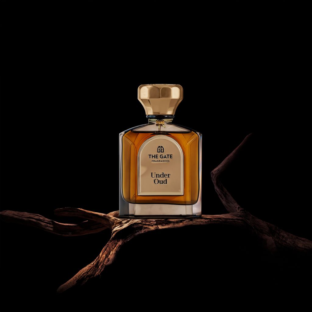 The Gate Under Oud Extrait de Parfum 100 ml – brauner Flakon auf knorrigem Ast vor schwarzem Hintergrund
