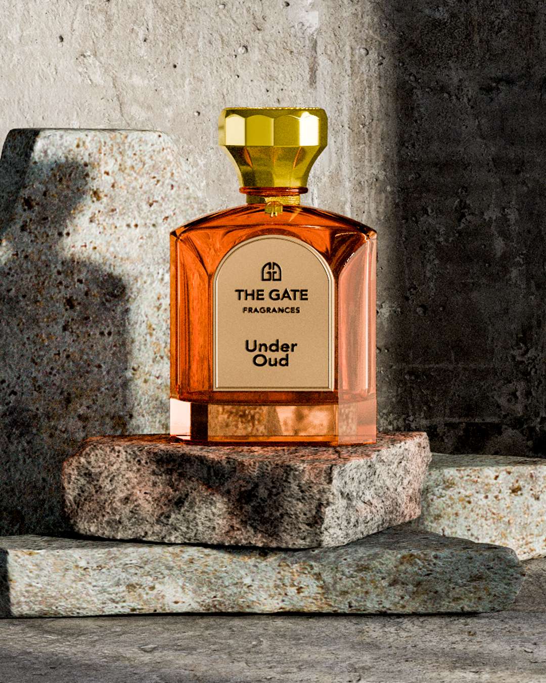 The Gate Under Oud Extrait de Parfum 100 ml – orangefarbener Flakon auf Granitplatten vor Betonwand