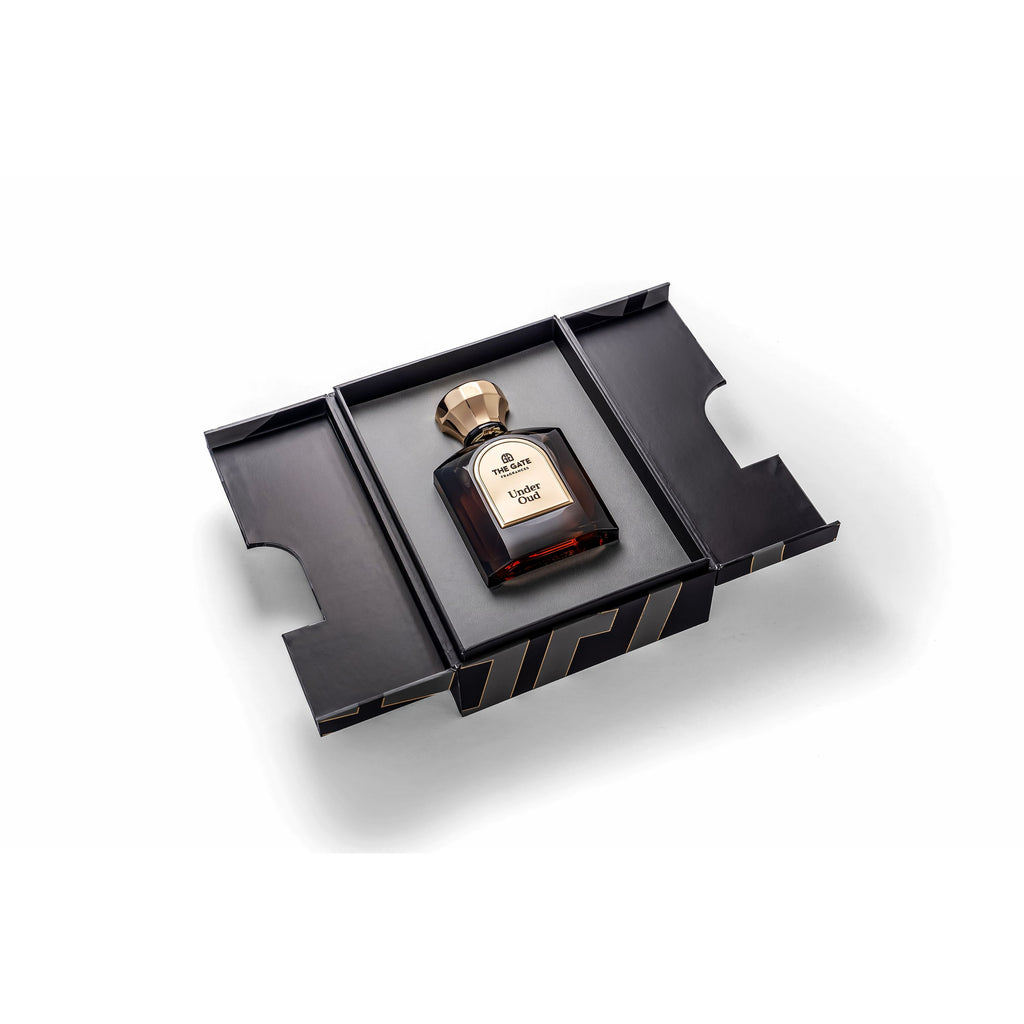 The Gate Under Oud Extrait de Parfum 100 ml – geöffnete schwarze Präsentationsbox mit braunem Flakon
