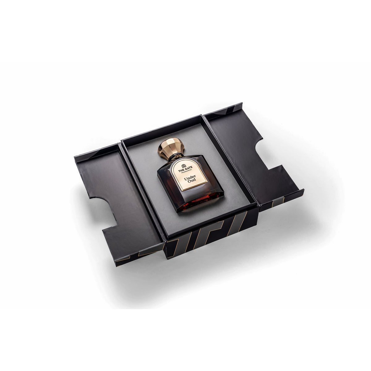 The Gate Under Oud Extrait de Parfum 100 ml – geöffnete schwarze Präsentationsbox mit braunem Flakon
