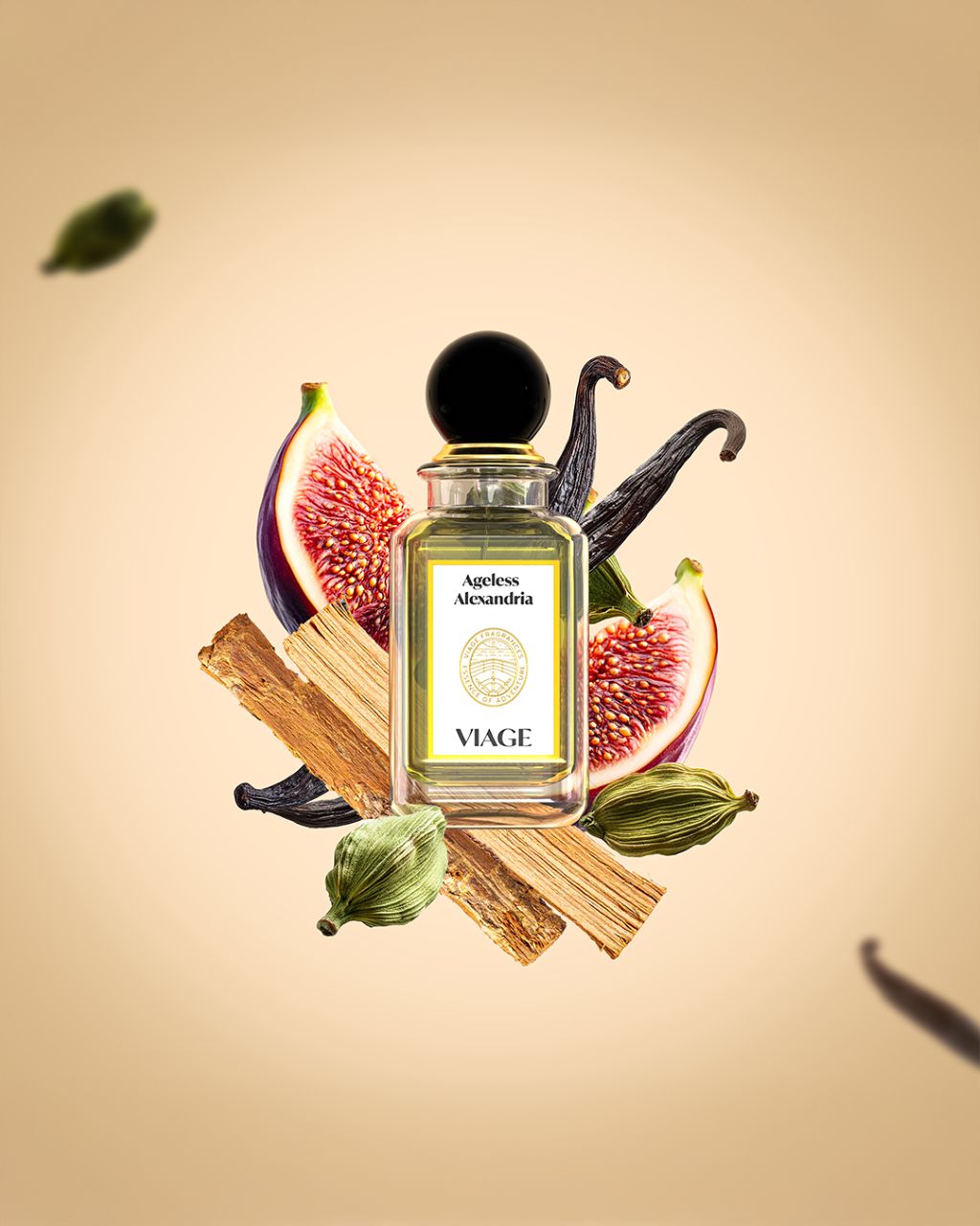 Viage Ageless Alexandria Extrait de Parfum 100 ml – Flakon mit Feigen, Vanilleschoten, Kardamom und Holzstücken vor beigem Hintergrund