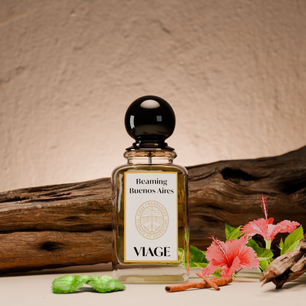 Viage Beaming Buenos Aires Extrait de Parfum 100 ml – Flakon vor Treibholz mit rosa Hibiskus, Minze und Zimtstange, beige Wand