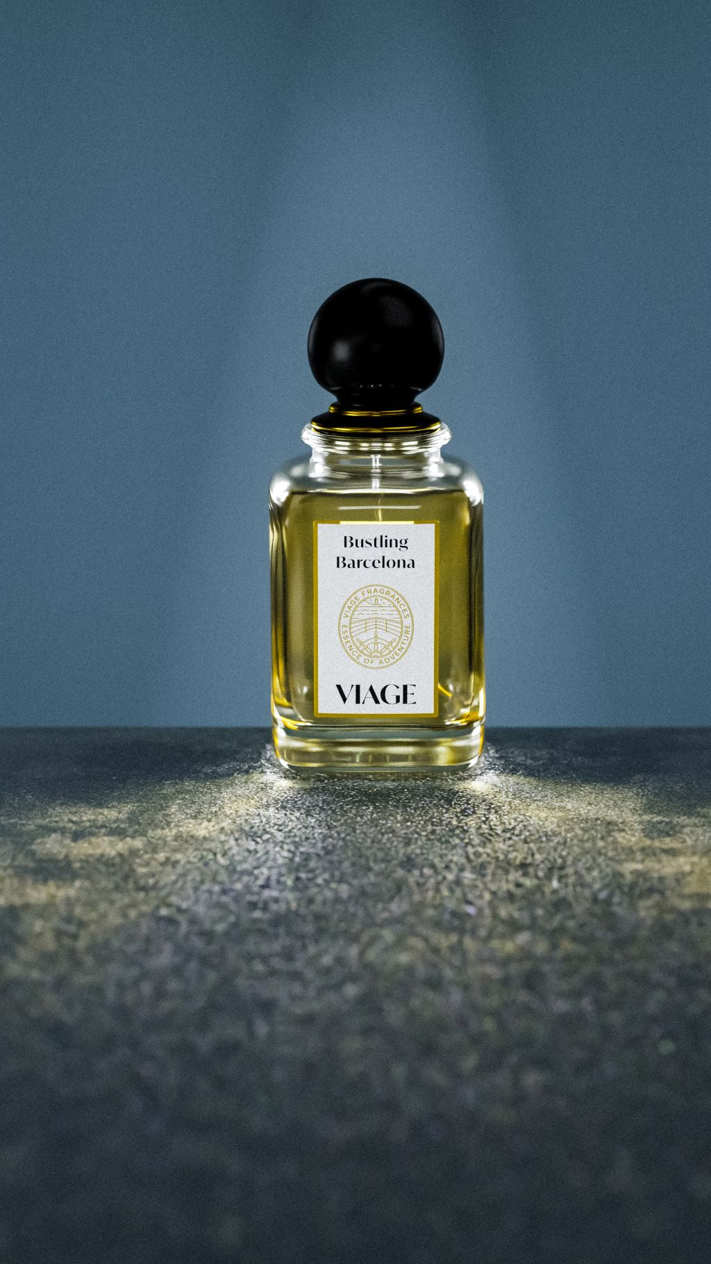 Viage Bustling Barcelona Extrait de Parfum 100 ml – Flakon im Lichtkegel auf dunklem Granit vor blaugrauem Hintergrund