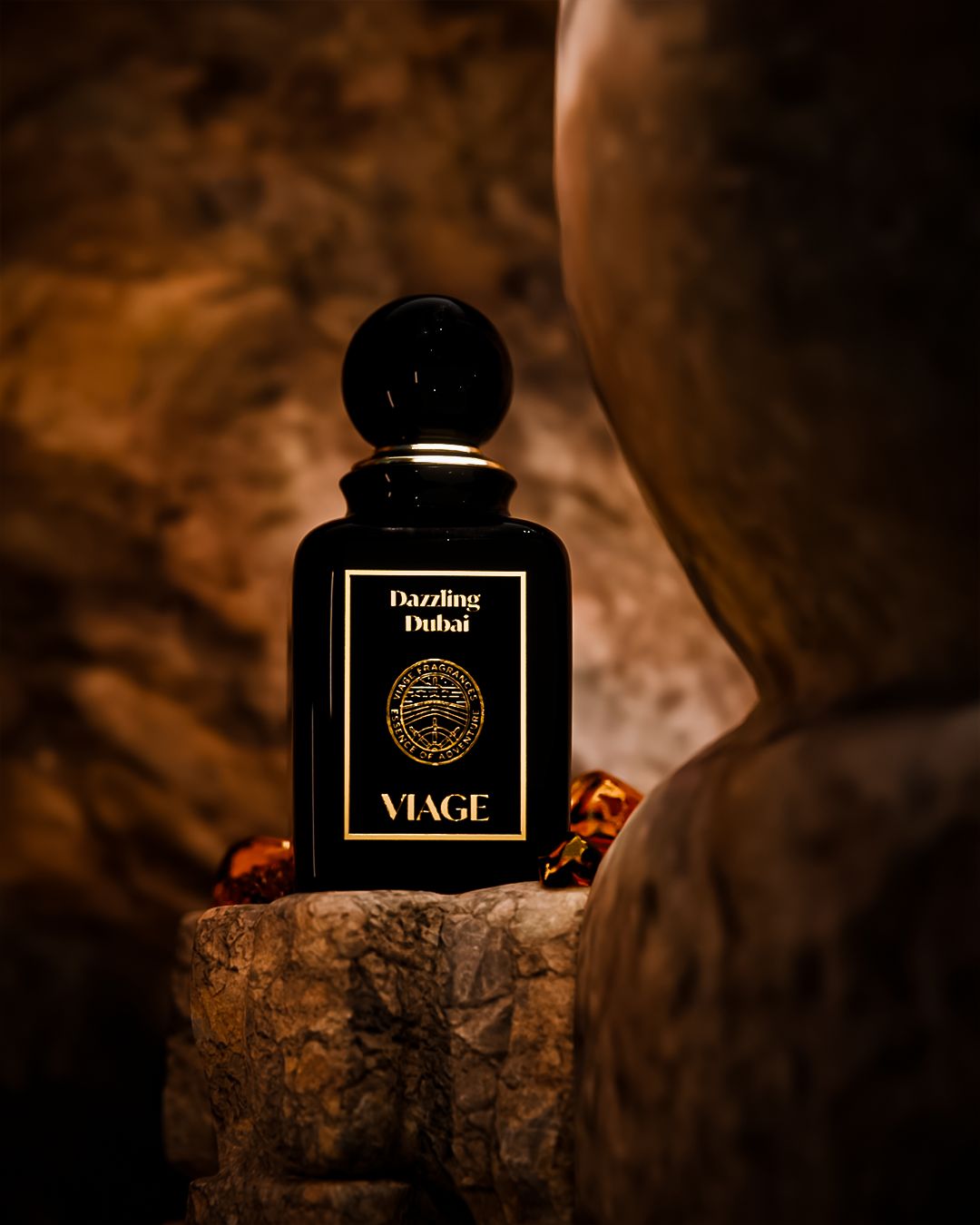 Viage Dazzling Dubai Extrait de Parfum 100 ml – Schwarzer Flakon auf Felssockel mit Bernsteinstücken in warm beleuchteter Höhle