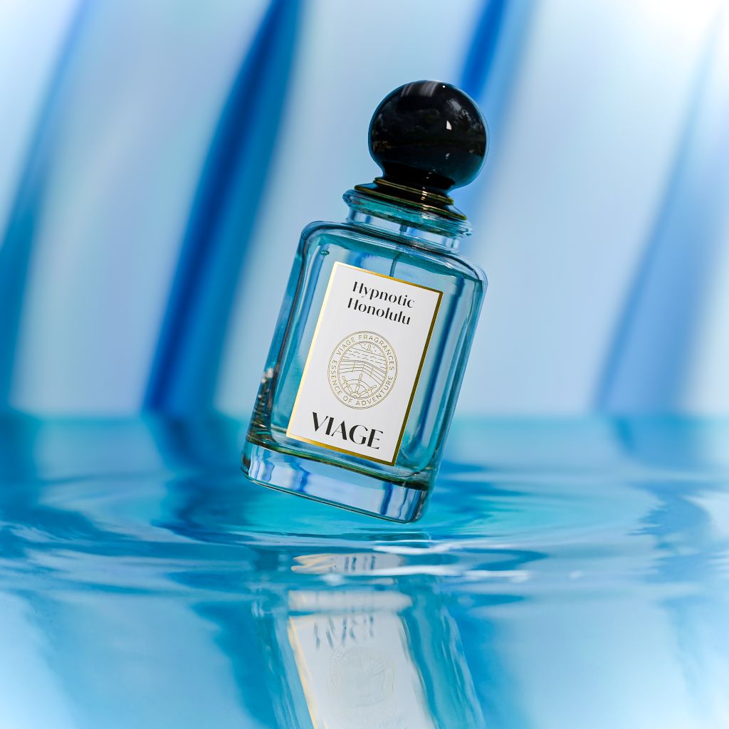 Viage Hypnotic Honolulu Extrait de Parfum 100 ml – Flakon schräg in hellblauem Wasser mit Spiegelung