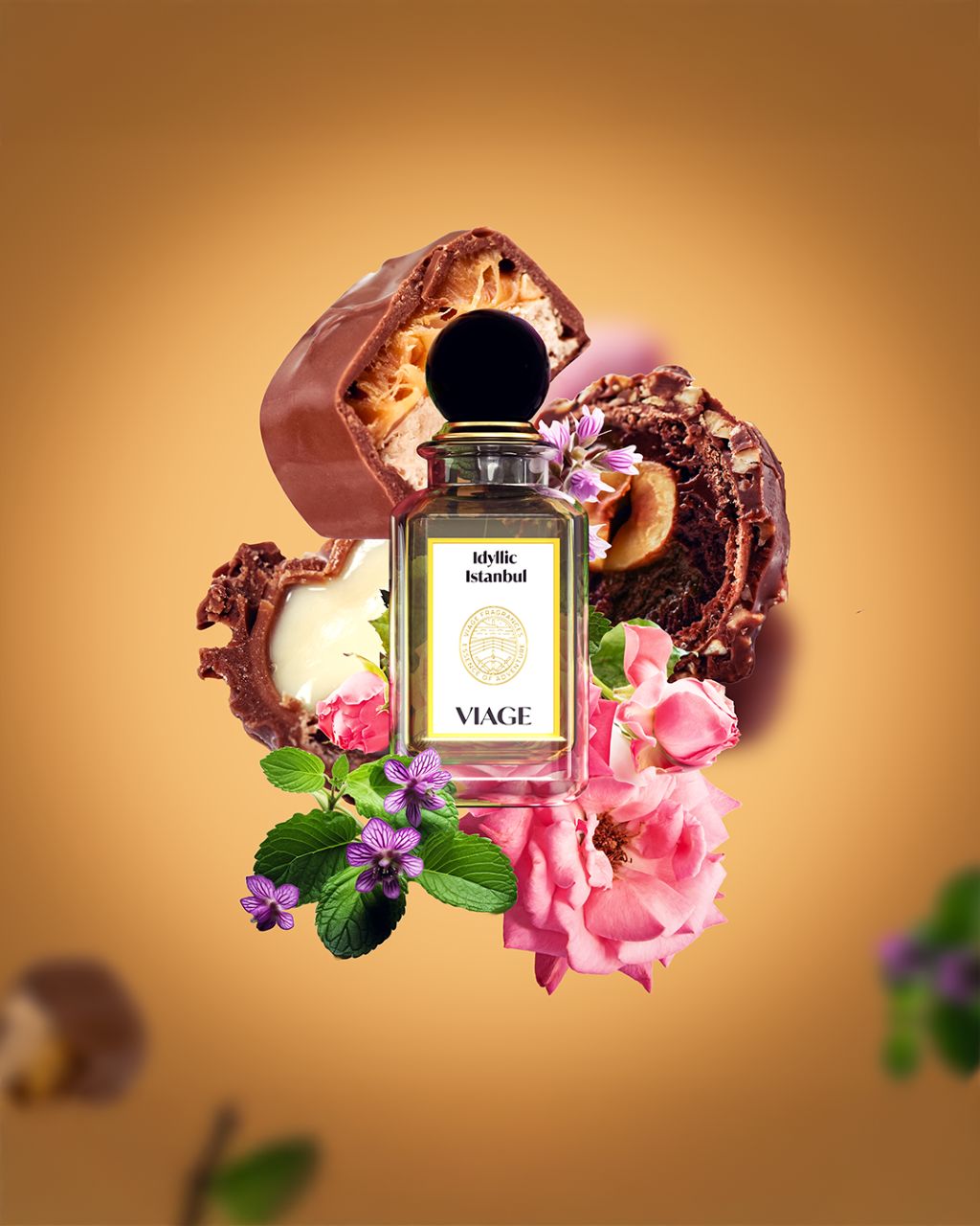 Viage Idyllic Istanbul Extrait de Parfum 100 ml – Flakon mit Schokoladenpralinen, rosa Rosen, Veilchen und Minze vor ockerfarbenem Hintergrund