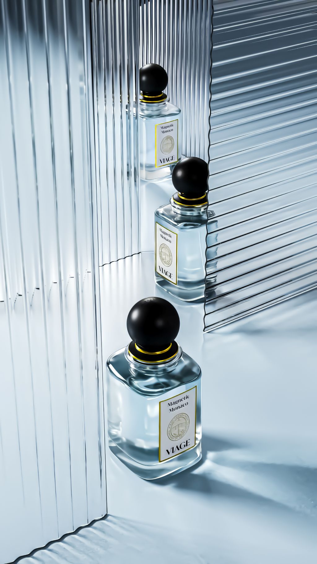 Viage Magnetic Monaco Extrait de Parfum 100 ml – Drei Flakons hintereinander zwischen Riffelglaswänden in hellblauem Licht