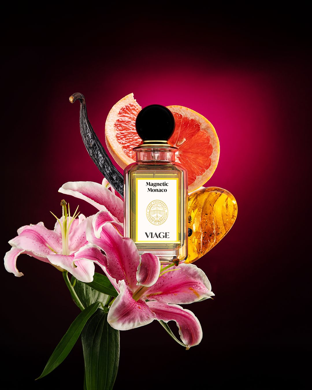 Viage Magnetic Monaco Extrait de Parfum 100 ml – Flakon mit rosa Lilie, Grapefruit, Vanilleschote und Bernstein vor magentafarbenem Hintergrund